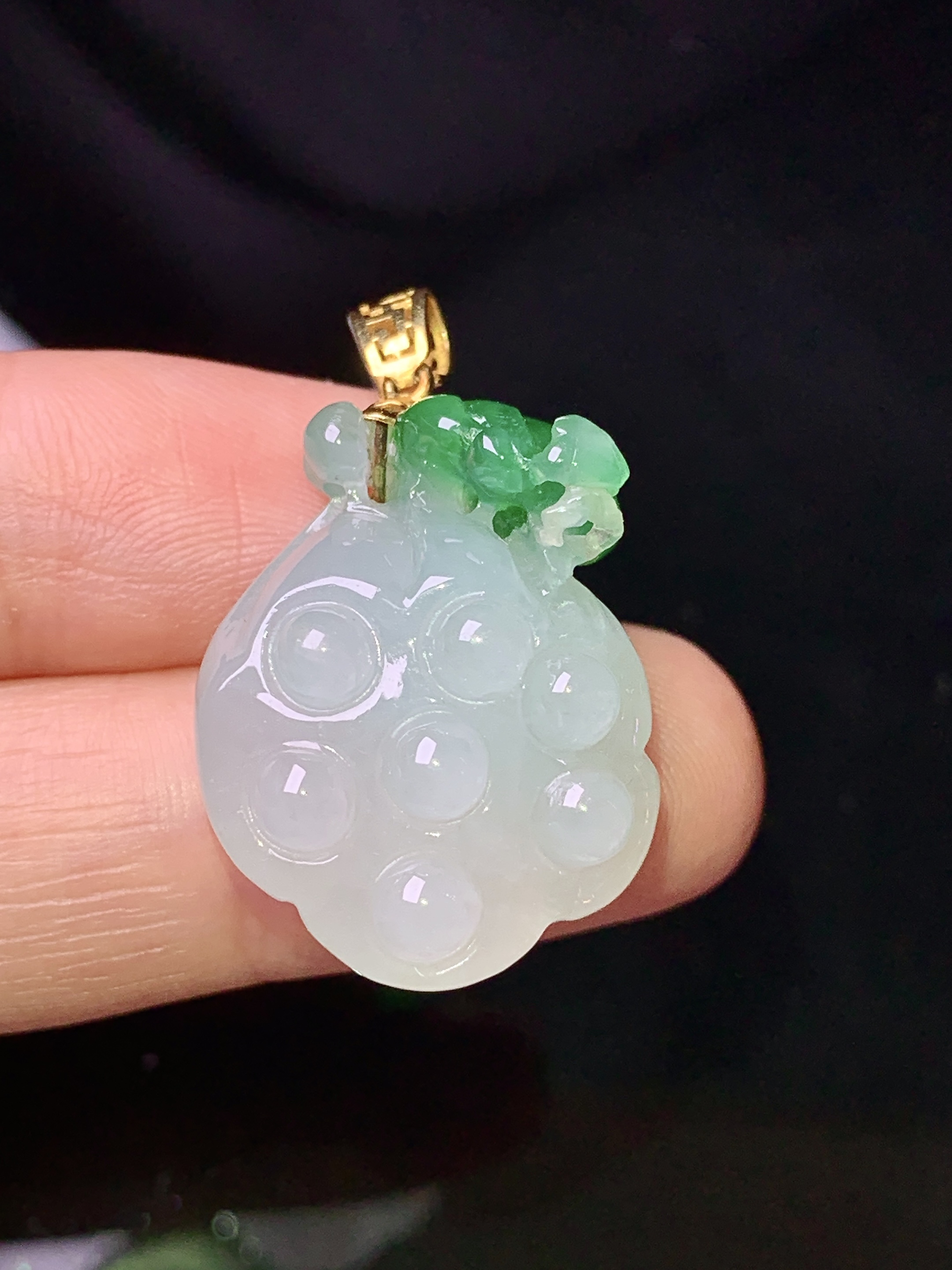 18k金镶嵌飘绿莲蓬头吊坠 玉质细腻 色泽艳丽清新 整体尺寸32.2*18.6*11 w1