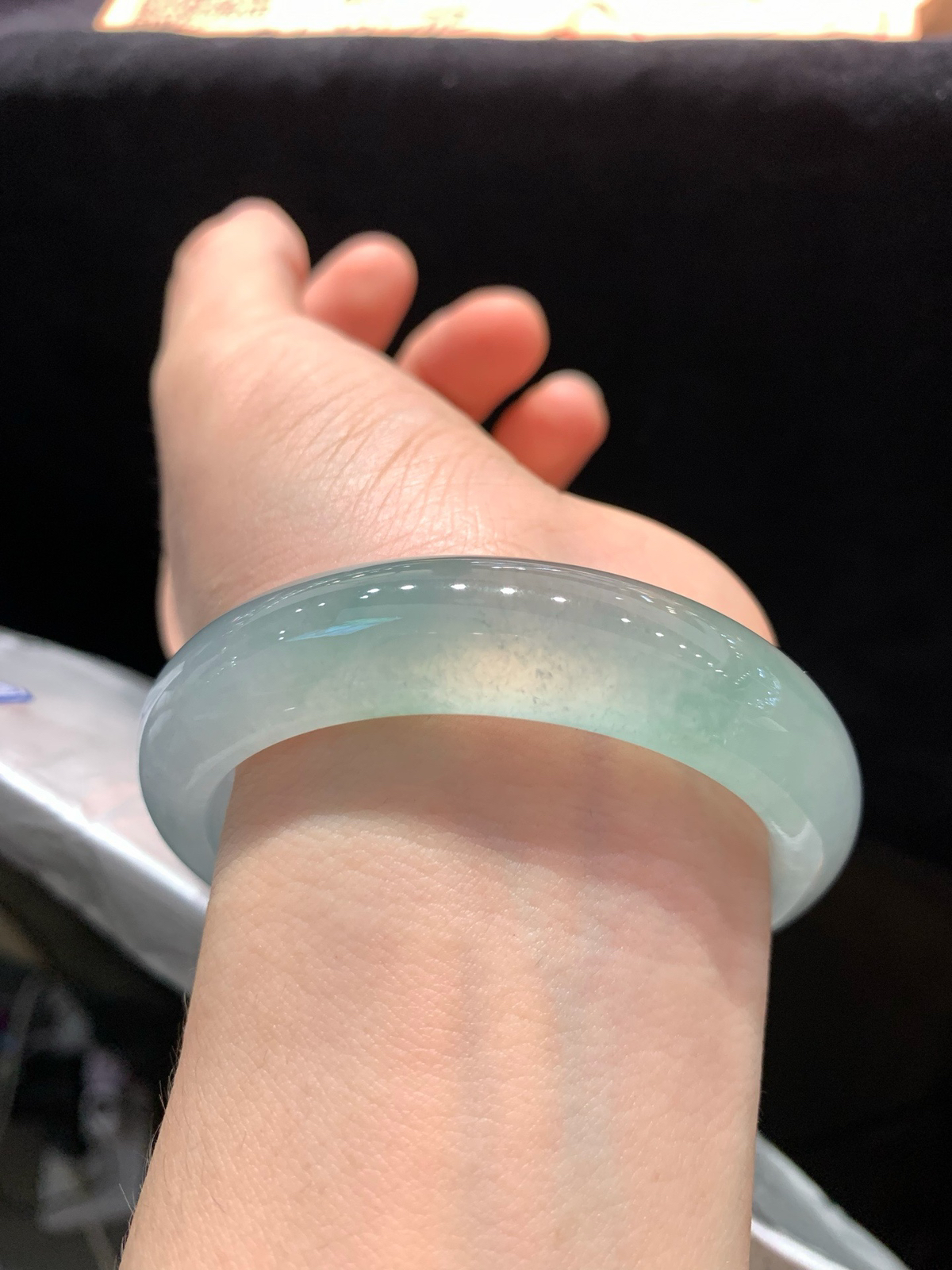 尺寸55.3/13.7/9，高冰手镯， 水润颜色漂亮 ，种老，有胶感