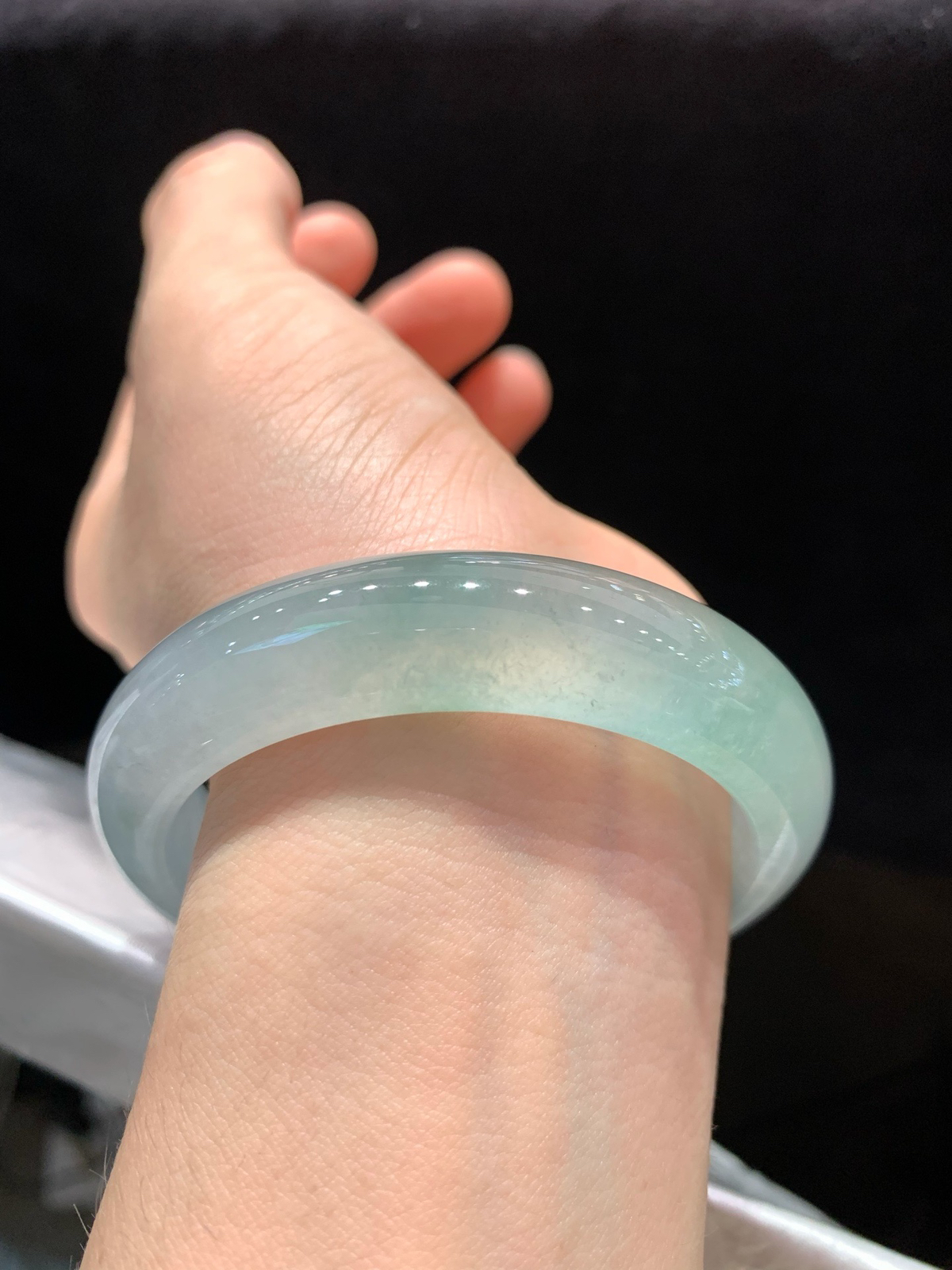 尺寸55.3/13.7/9，高冰手镯， 水润颜色漂亮 ，种老，有胶感