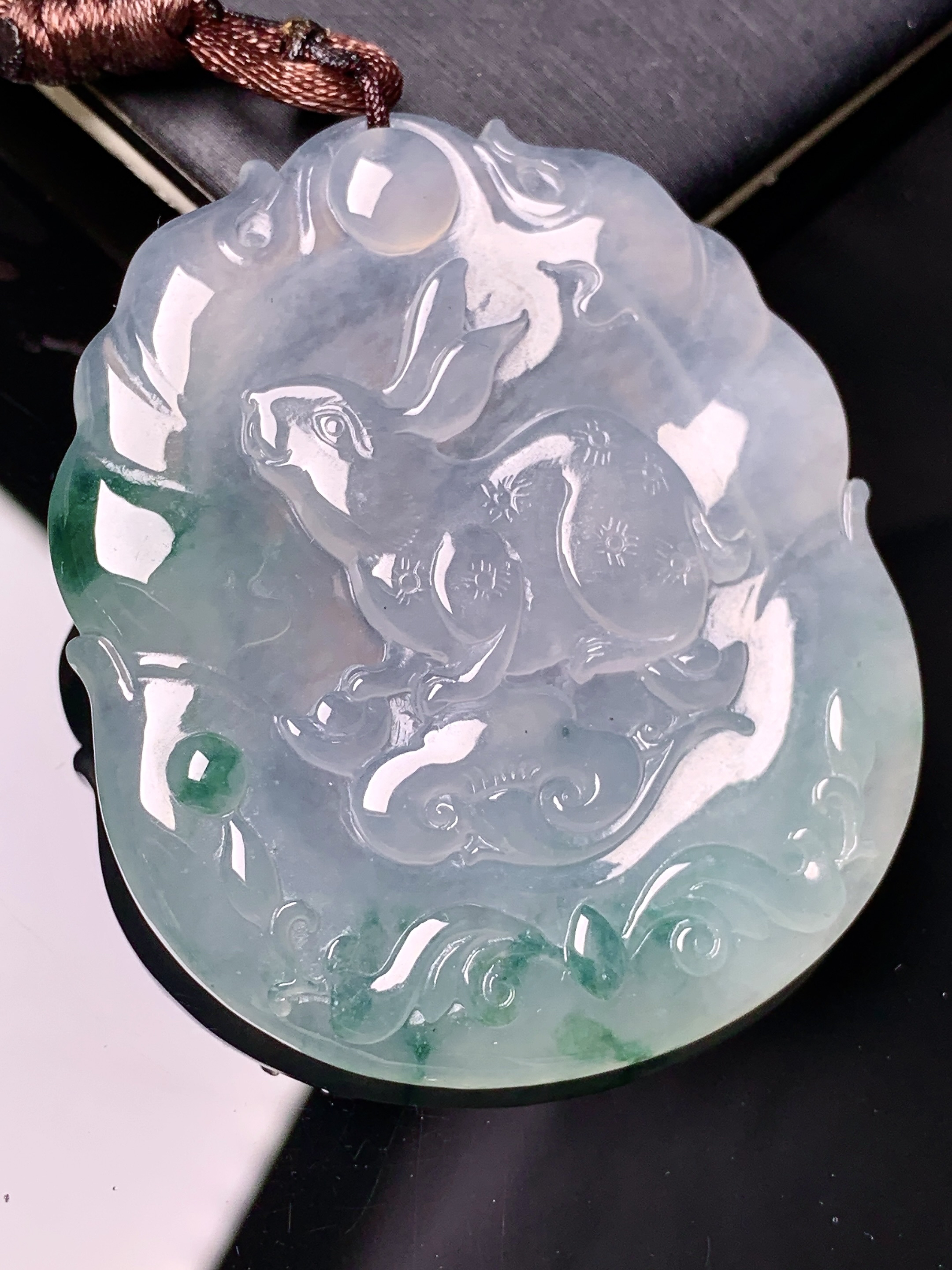 冰种飘绿生肖兔牌吊坠 玉质细腻 色泽艳丽清新 整体尺寸50*42*4.8 b2