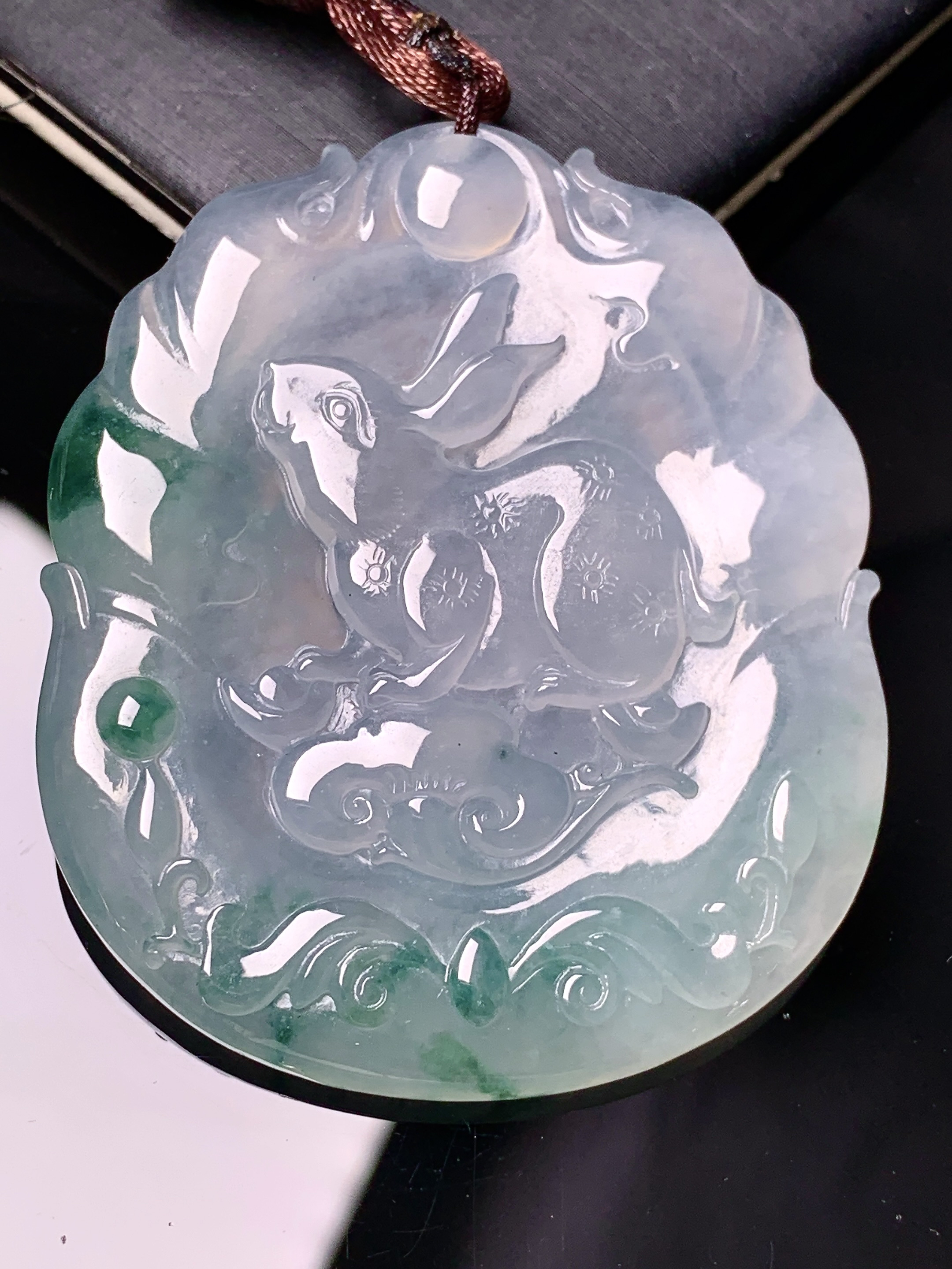 冰种飘绿生肖兔牌吊坠 玉质细腻 色泽艳丽清新 整体尺寸50*42*4.8 b2