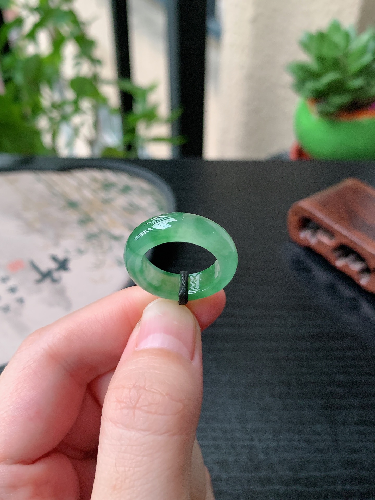 老坑冰种胶感飘绿素面戒指 裸石尺寸:17-6.3-4mm