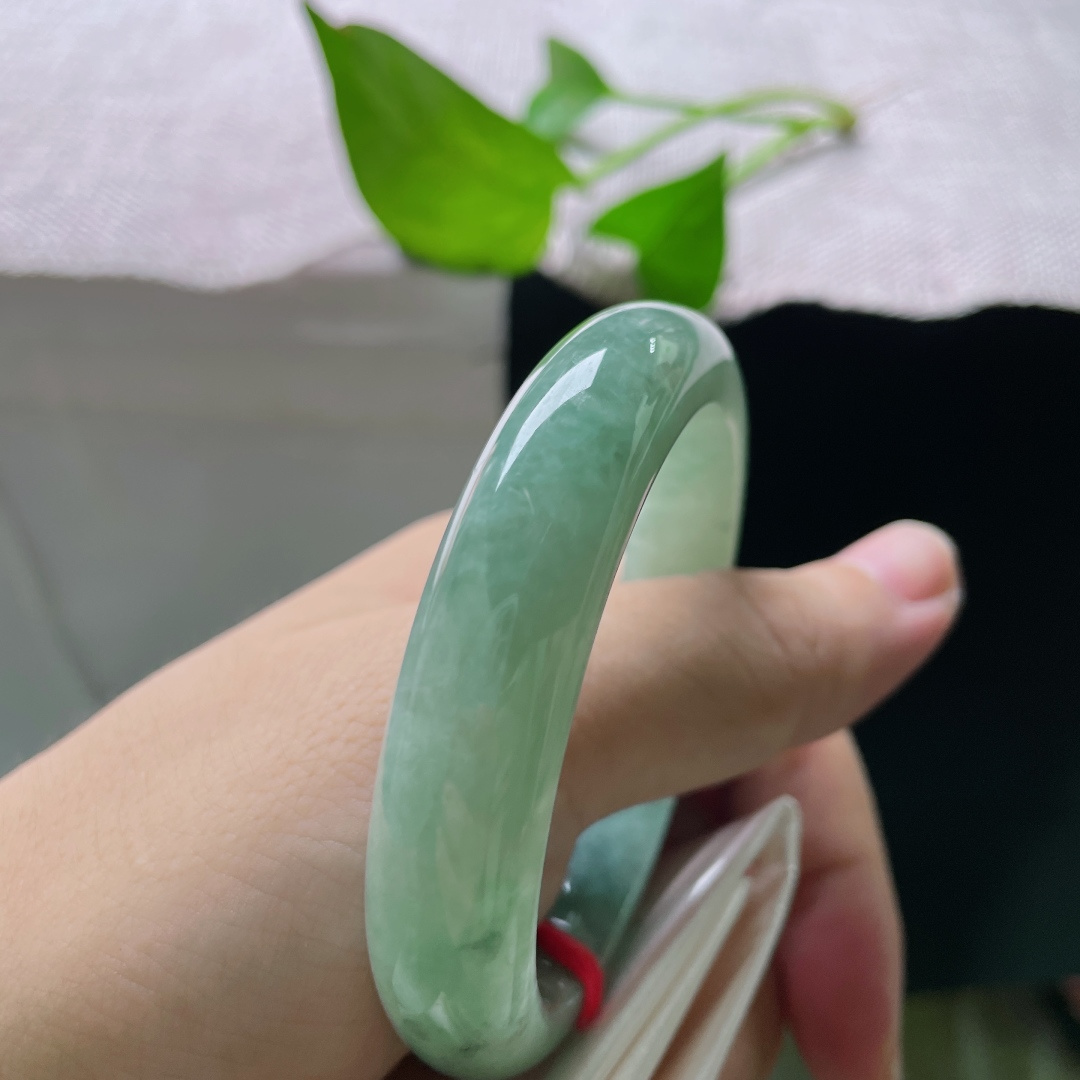 55/12.5/8.1，绿底正圈，晶体纹，满圈柔润湖绿飘花平安镯，清逸雅致，衬得身姿温婉优雅。ss55748a。