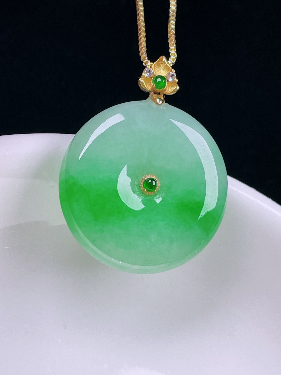 飘绿平安扣，老种起光，细底通透，尺寸：28.4/22.8/6mm0715