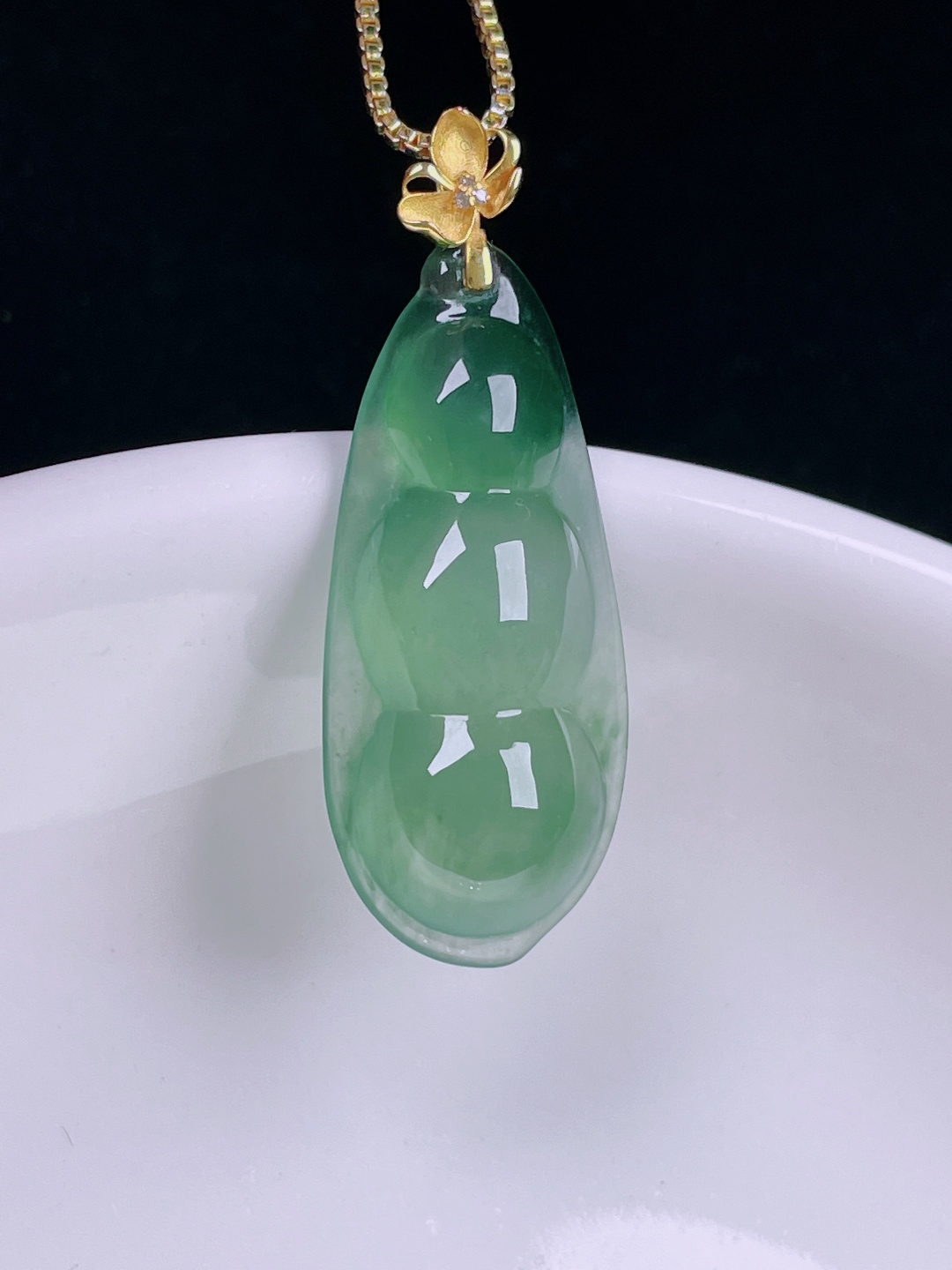 ️冰绿福豆，老种起光，细底通透，尺寸：31.6裸石26.5/11.8/6.4mm0715