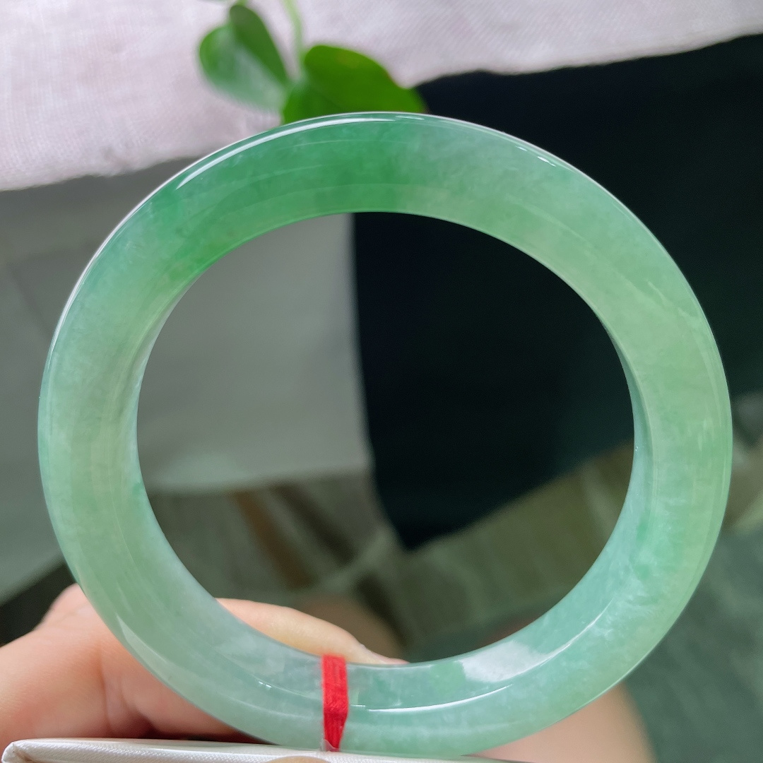 60/11.3/10，绿底正圈，水头好，版型厚装饱满，腕间春趣，大圈口，无裂，ss53415a