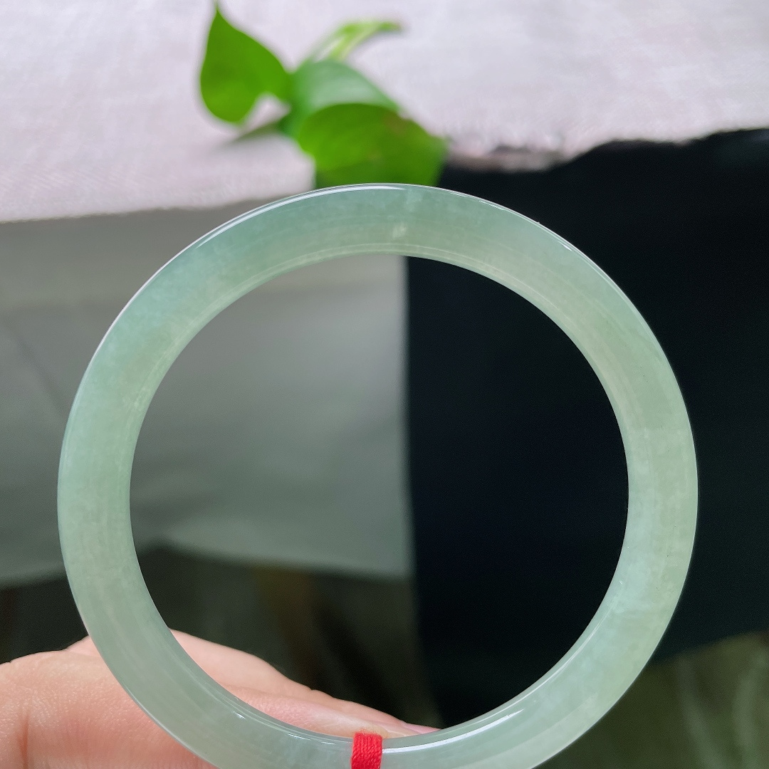 53.9/6.6，冰油圆条，叮当镯，晶体纹，种水细腻通透，淡雅青绿色调干净治愈，佩戴清爽舒适，日常百
