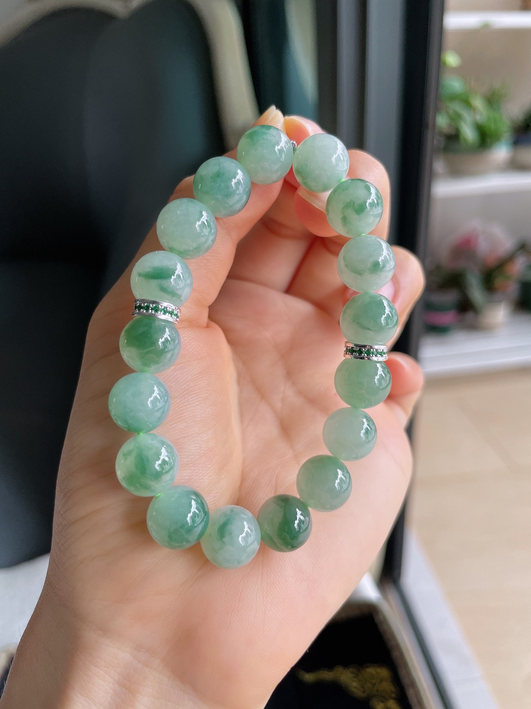 天然翡翠A货，冰飘花手串，尺寸：10.8mm。【编2236】