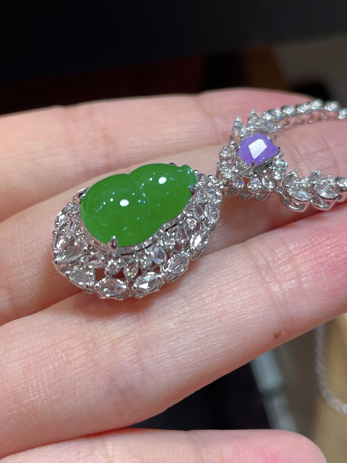 ️ 含18k金链子 性比 超美辣绿晚装款翡翠葫芦项链 高冰辣绿色，颗颗饱满起光，性比很高 18k金镶嵌，值得收藏，13.9-9.5-4.5