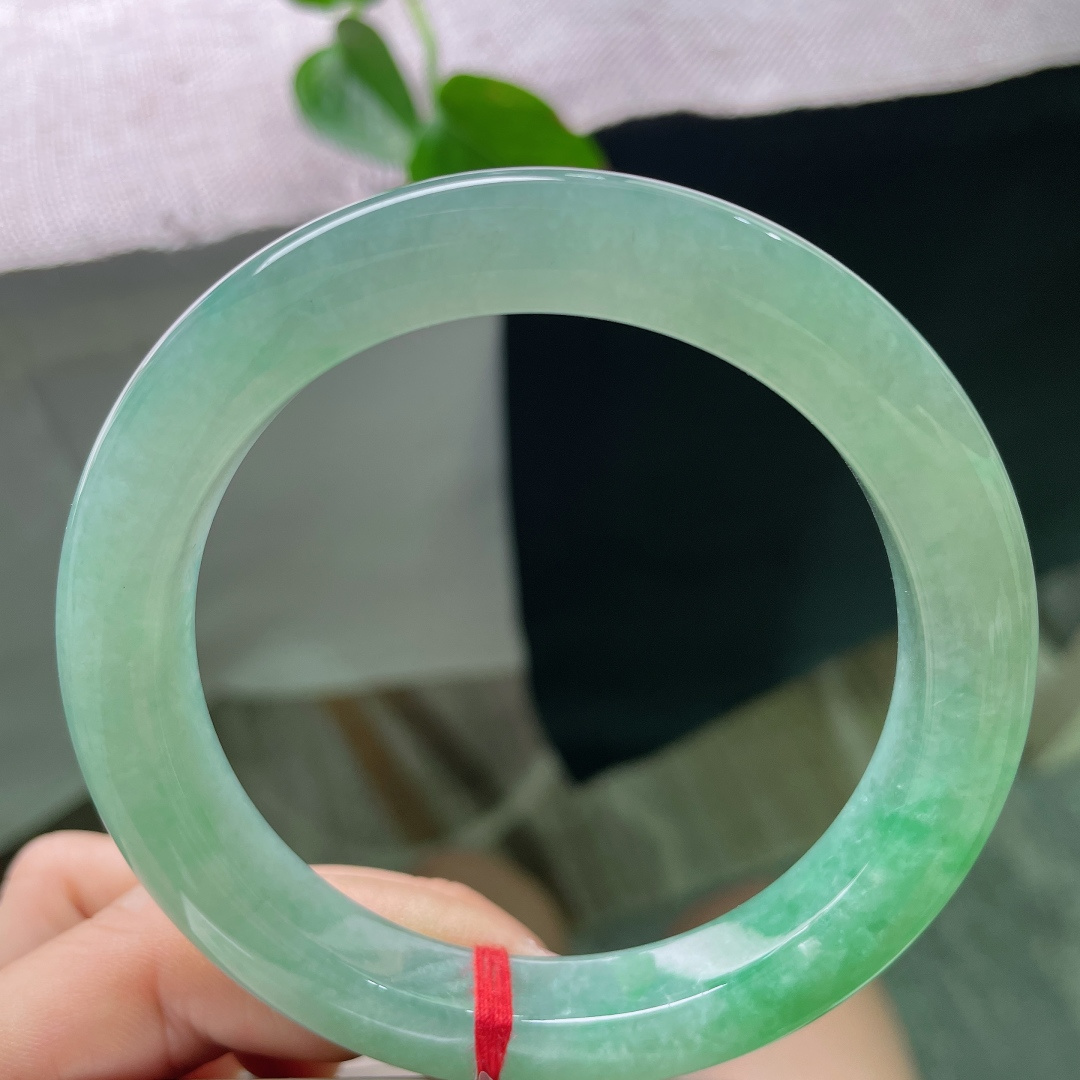 60/11.3/10，绿底正圈，水头好，版型厚装饱满，腕间春趣，大圈口，无裂，ss53415a