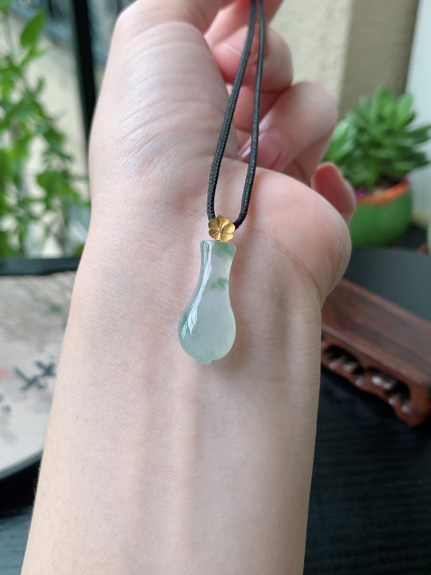 18k金镶嵌老坑冰种胶感飘花花瓶吊坠,裸石尺寸:24-10.8-6.9mm