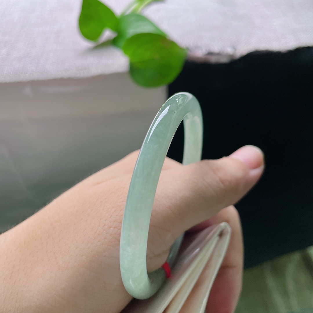 53.9/6.6，冰油圆条，叮当镯，晶体纹，种水细腻通透，淡雅青绿色调干净治愈，佩戴清爽舒适，日常百搭不挑穿搭。ss55880a。
