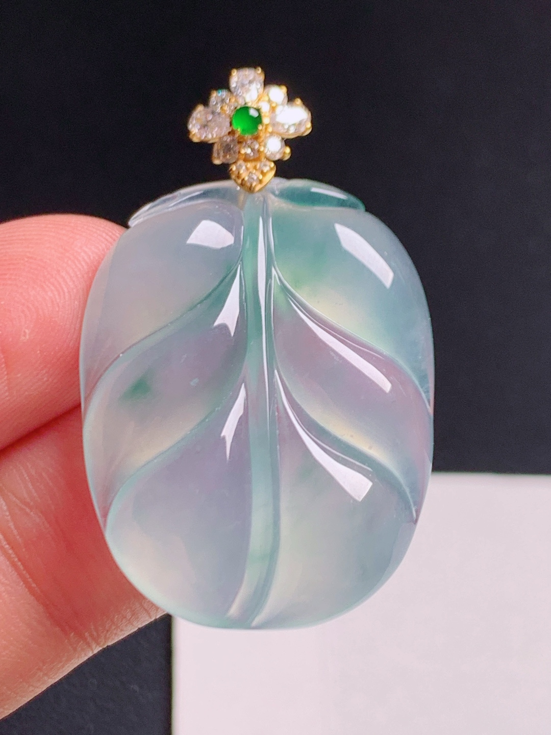 ️ 冰种飘花树叶吊坠，冰种底飘花，像把晨雾和绿意都凝在了玉里，清冷又。裸石28.8-21.8-4.8 530711