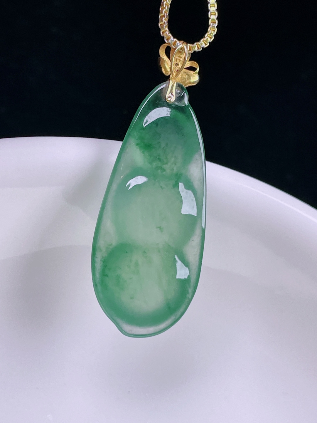 ️冰绿福豆，老种起光，细底通透，尺寸：31.6裸石26.5/11.8/6.4mm0715