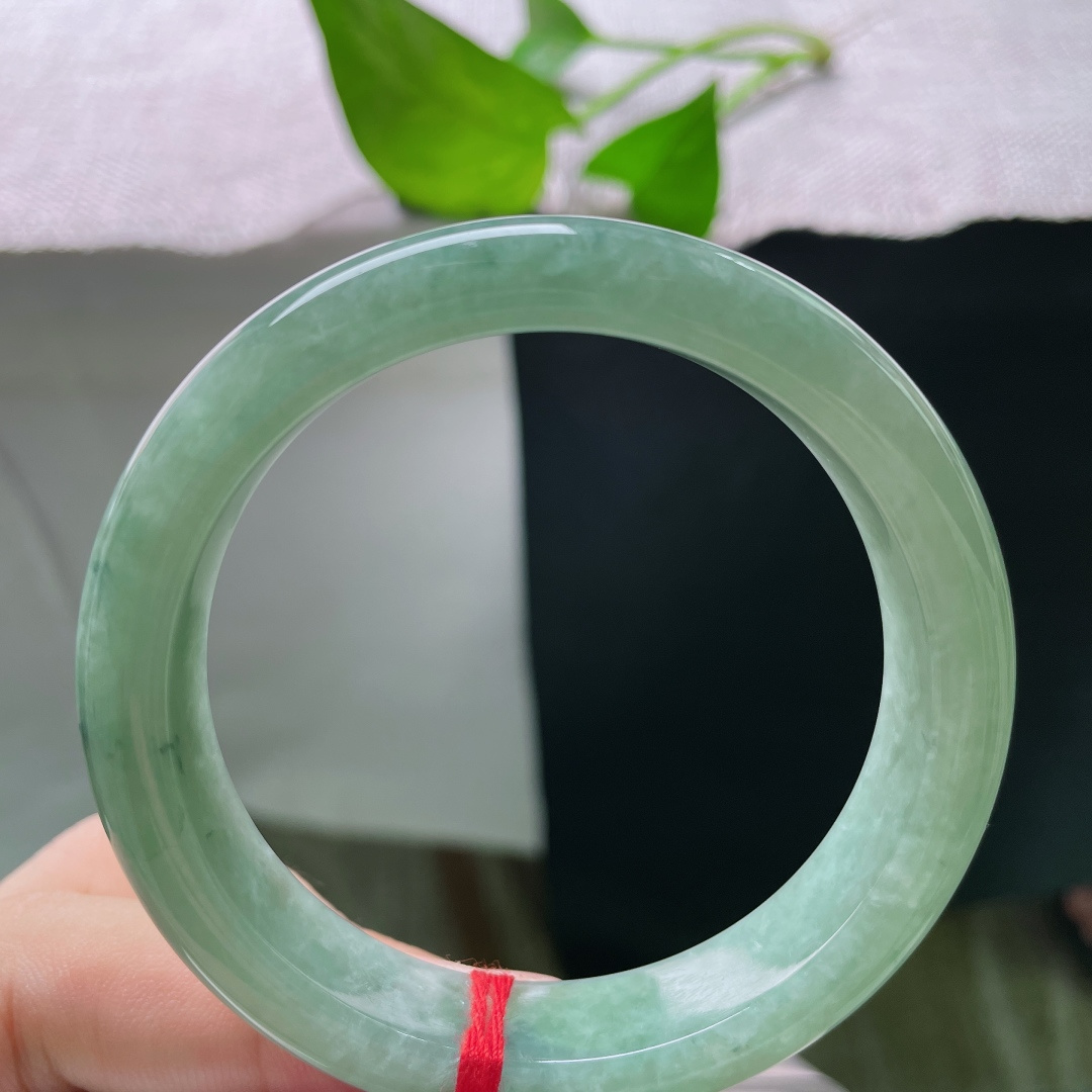 55/12.5/8.1，绿底正圈，晶体纹，满圈柔润湖绿飘花平安镯，清逸雅致，衬得身姿温婉优雅。ss5