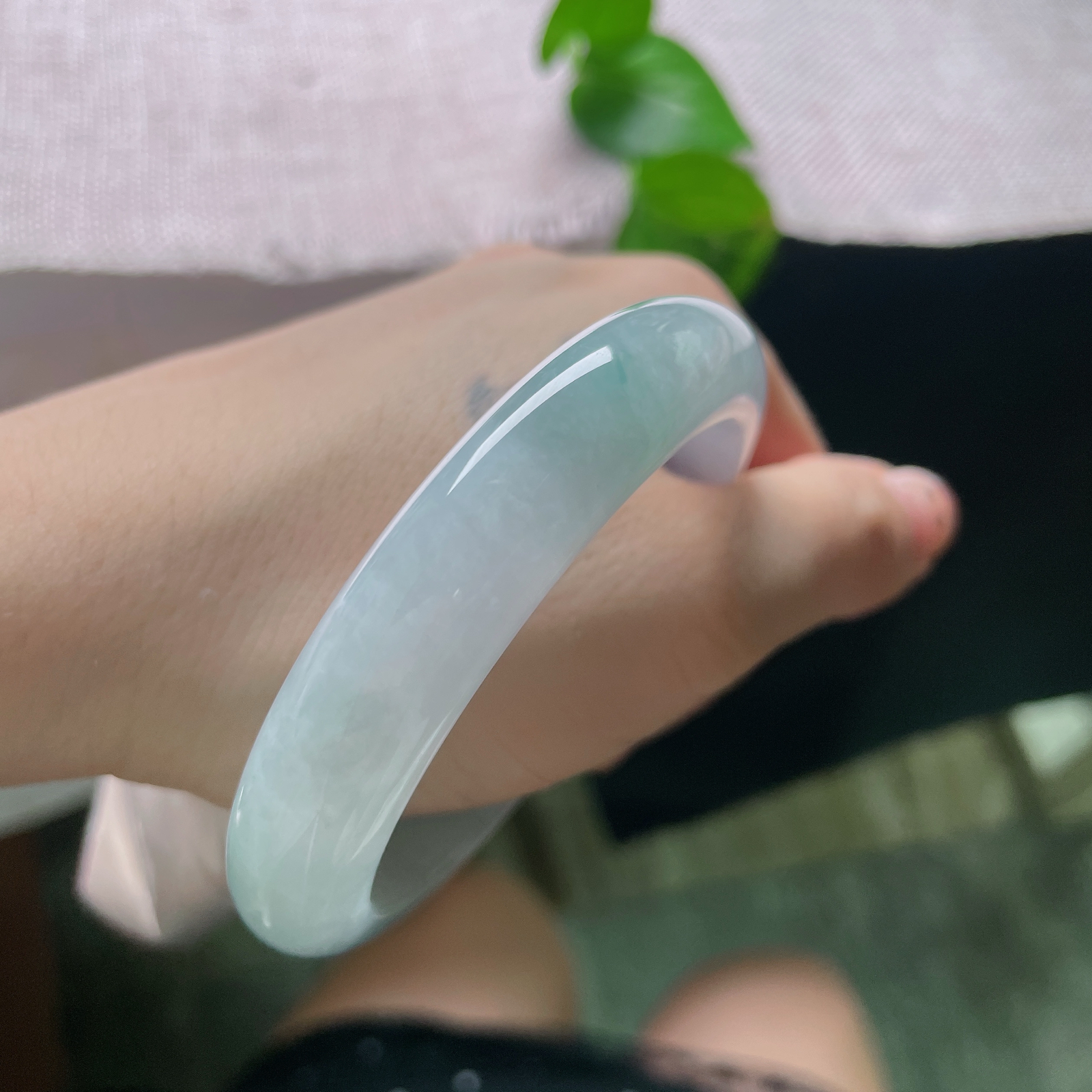 55.8/12.1/8.6，飘花正圈，无裂，底柔润细腻，蓝紫底色搭配细碎灵动的飘蓝花，温婉优雅，ss55706a