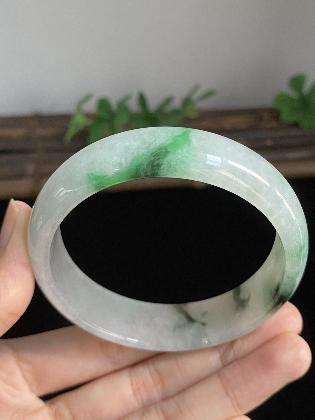 正圈57圈口，翡翠飘绿手镯