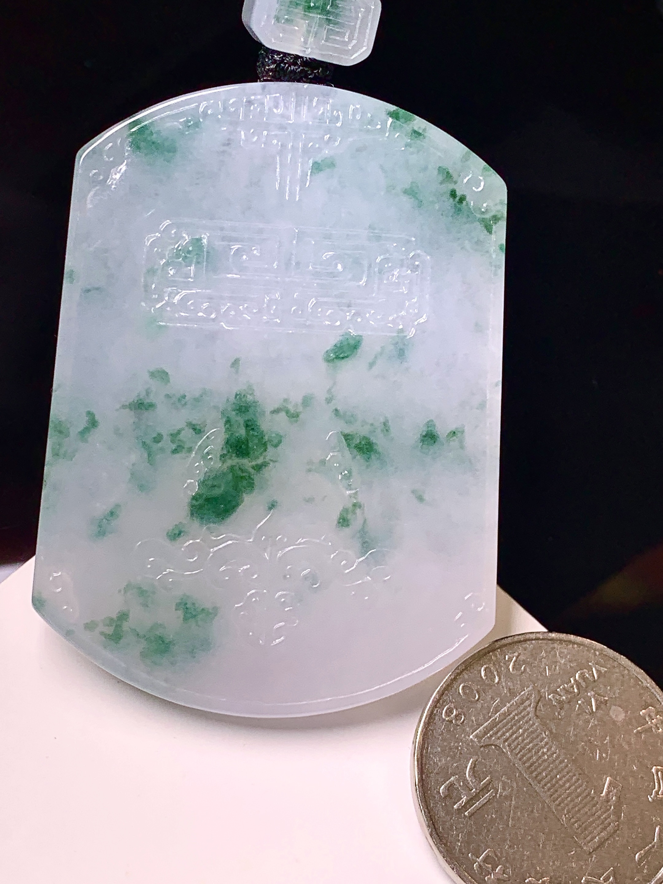 飘绿无事牌吊坠 玉质细腻 色泽艳丽清新 整体尺寸53.8*39.8*5.3 L1