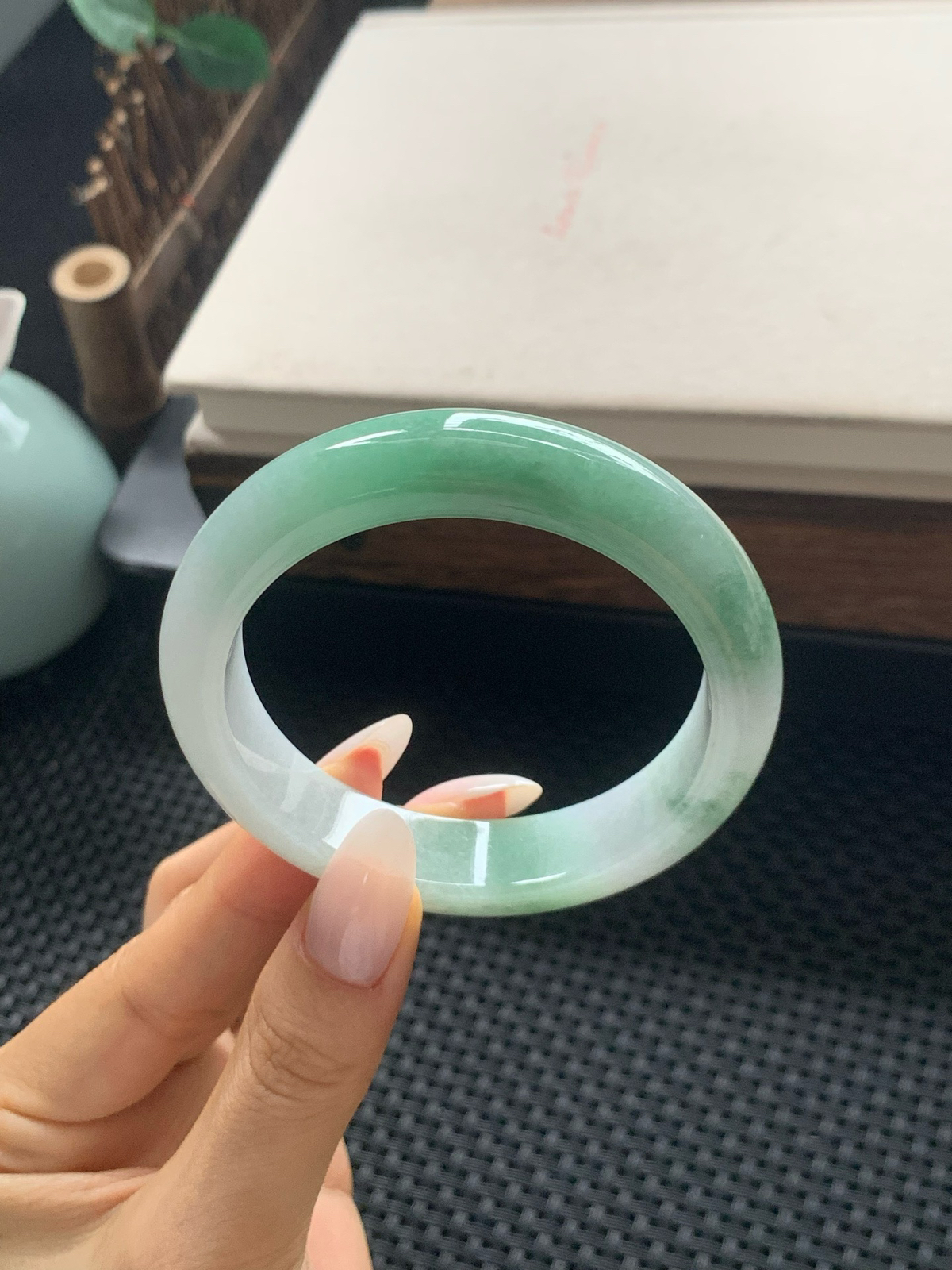 56.9圈口飘绿正圈手镯