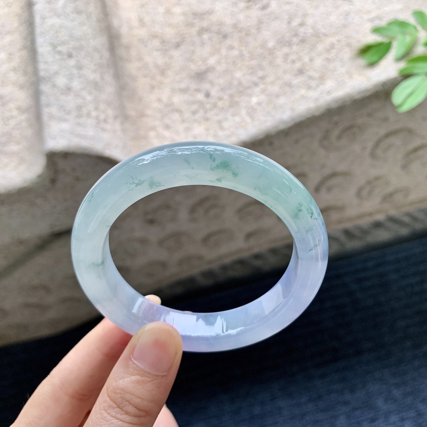 正圈54 55【圈口】55.1/12/9【编码】A3071744【描述】冰糯飘花，水润，种老，细腻，无裂
