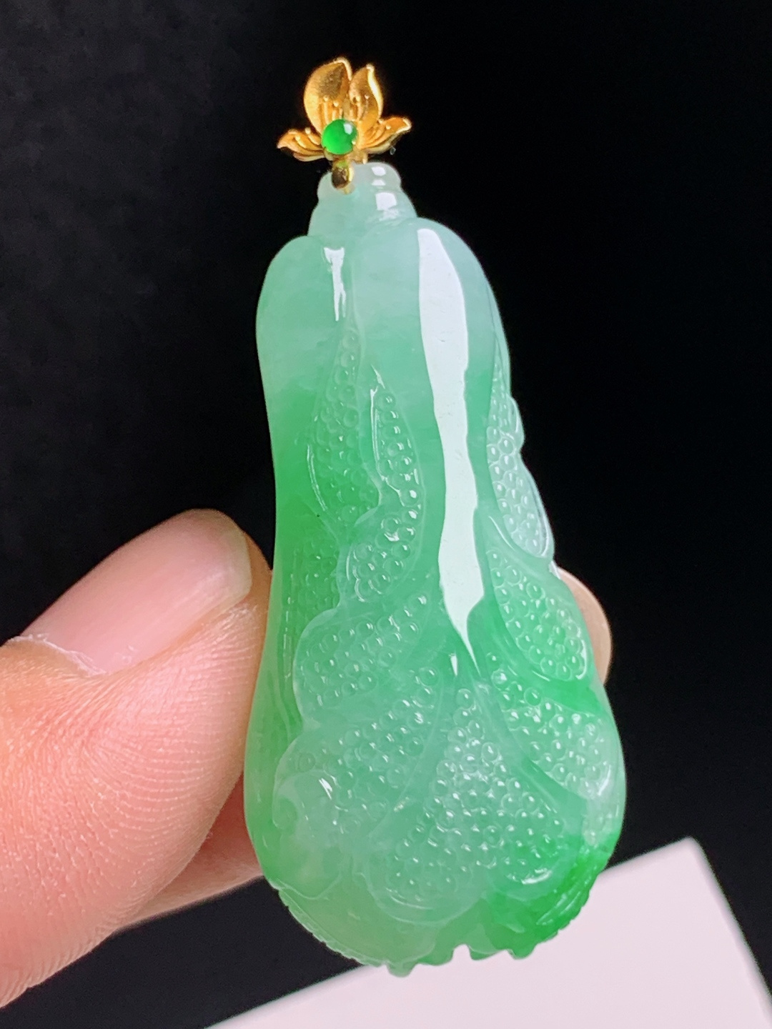 冰满绿白菜吊坠，雕工细致水润鲜亮，百财聚来寓意佳