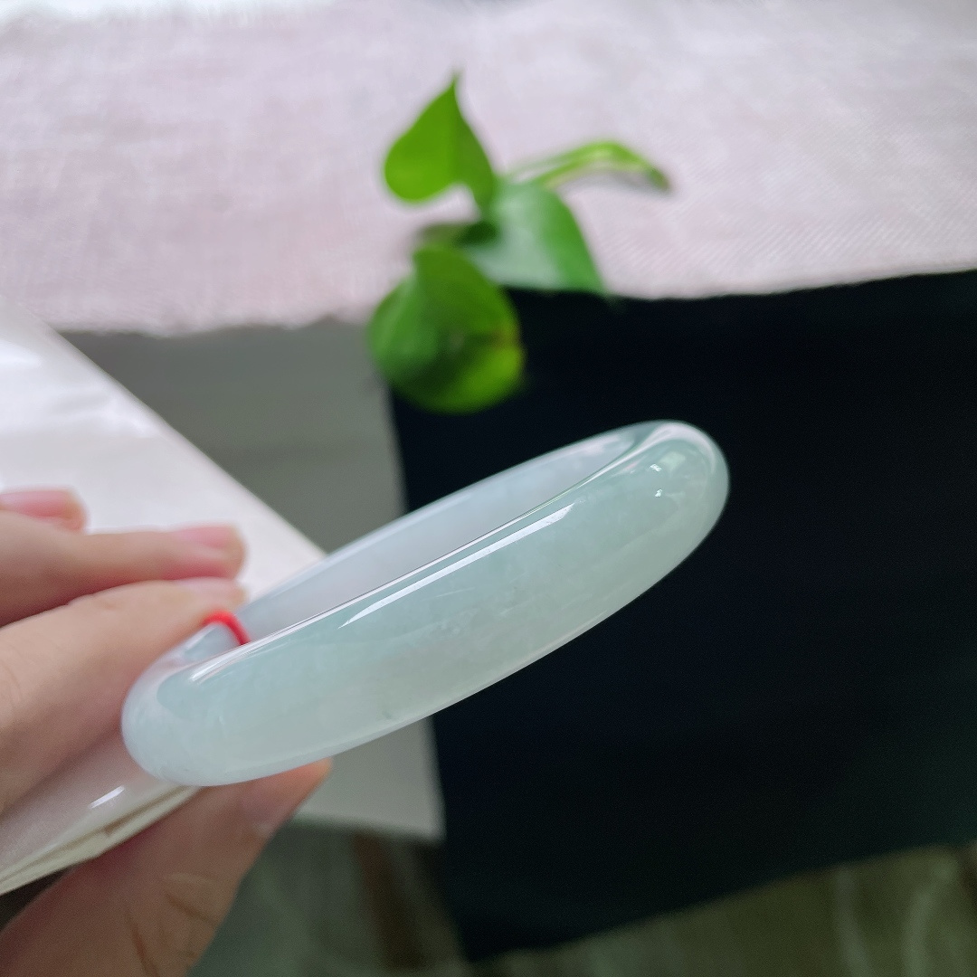57.5/12.1/8.8，蓝底正圈，无裂，种老细腻。素玉不染凡尘色，清泠通透伴朝夕。ss55714a
