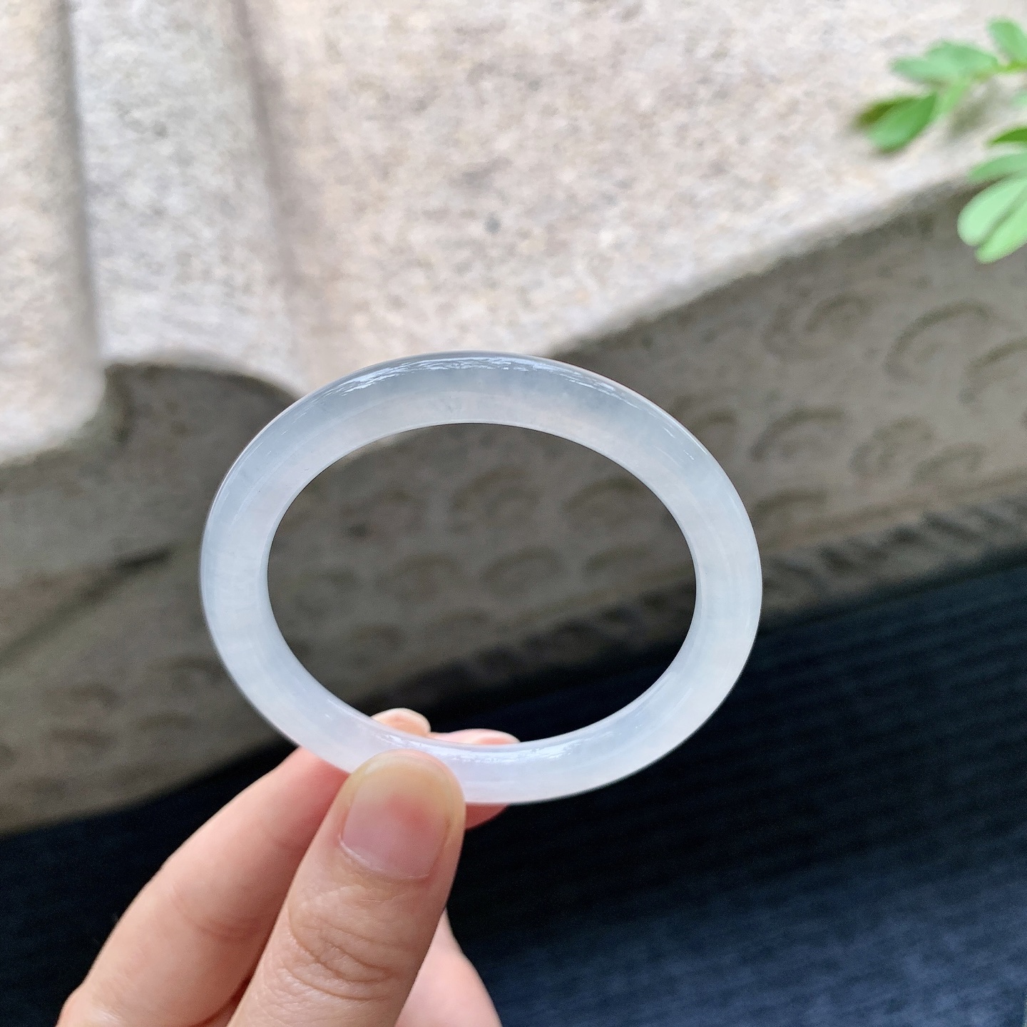 圆条48 49【圈口】49/6.7/7【编码】B2071714【描述】糯冰底色，水润，种老，细腻，打灯有纹线