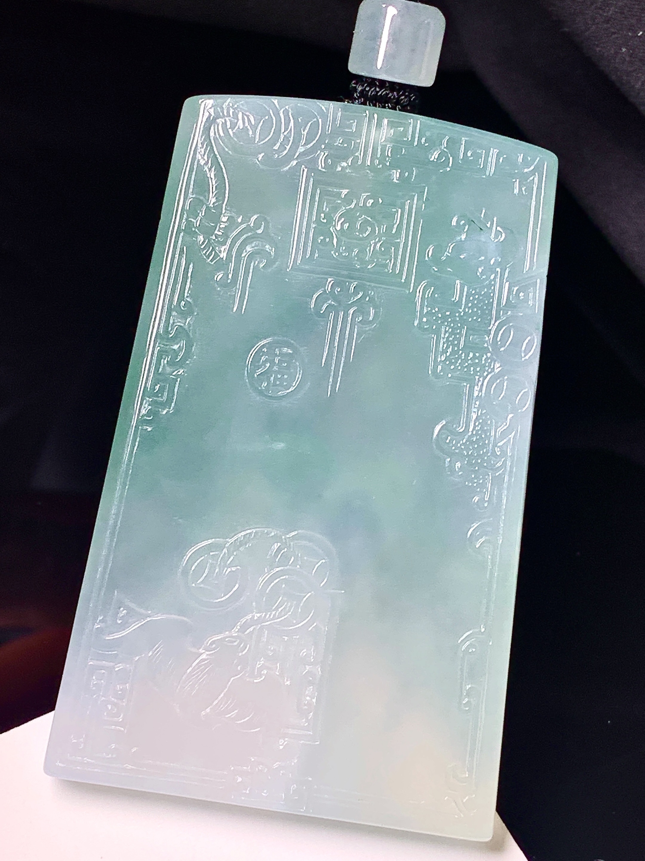 浅蓝雕花无事牌吊坠 玉质细腻 色泽艳丽清新 整体尺寸60.3*38.5*5.8 L1