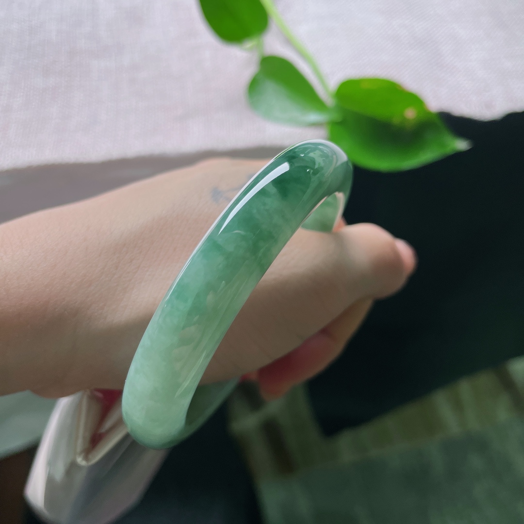 57.2/11.8/8.6，飘花正圈，镯型厚装大气，水头好，沉稳内敛，低调美，无裂，ss55948a