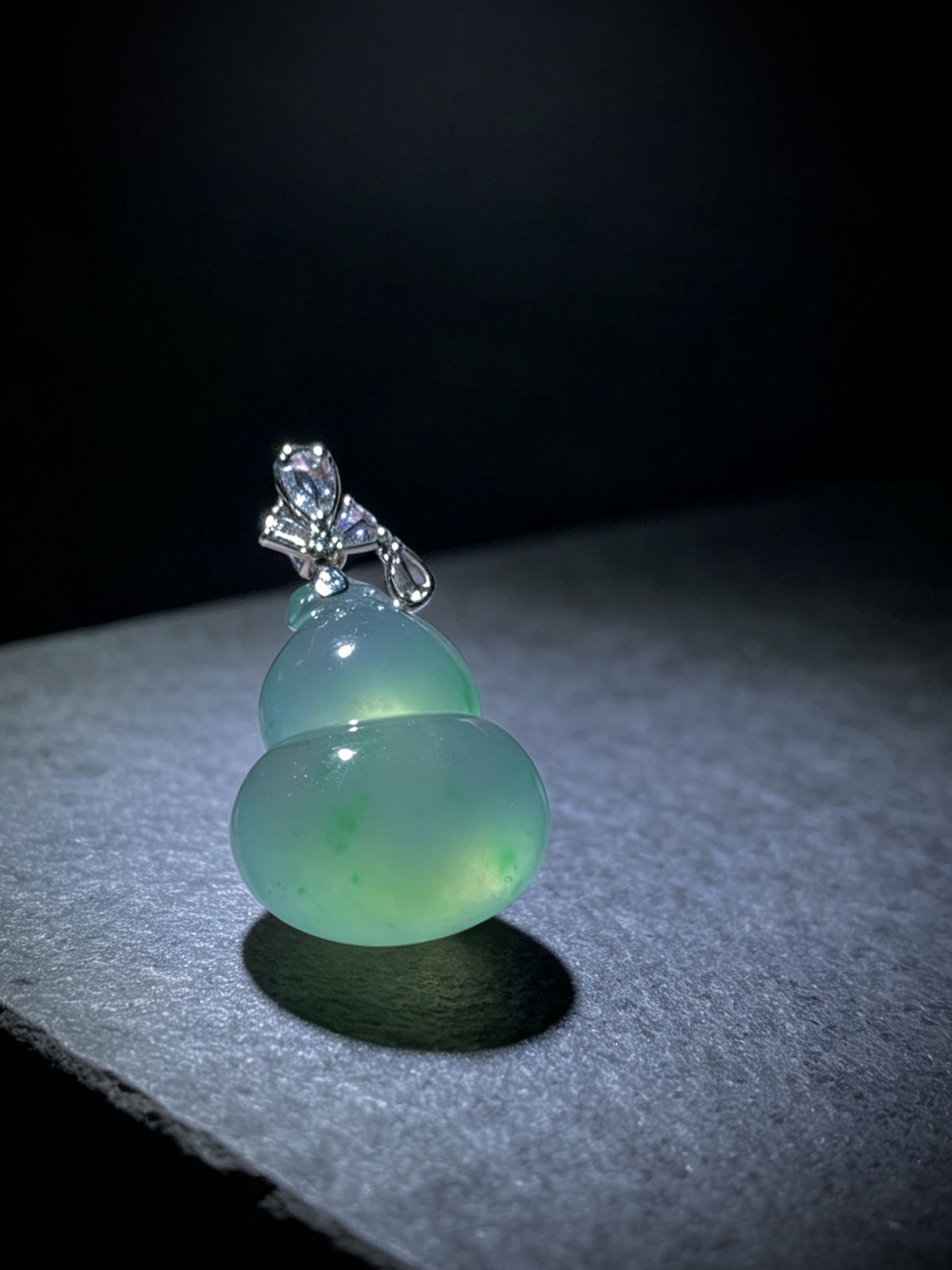 【福禄】，绿花葫芦，
32-裸石23.5-18-7.2mm，
18K金，南非钻，
