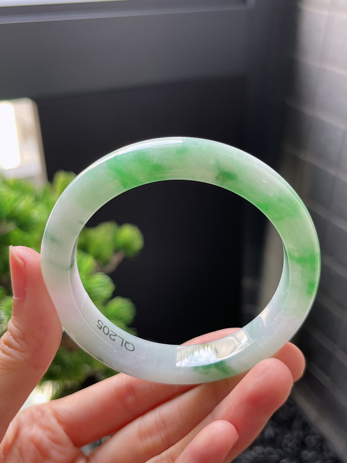 正圈55圈口，翡翠糯化种飘绿手镯