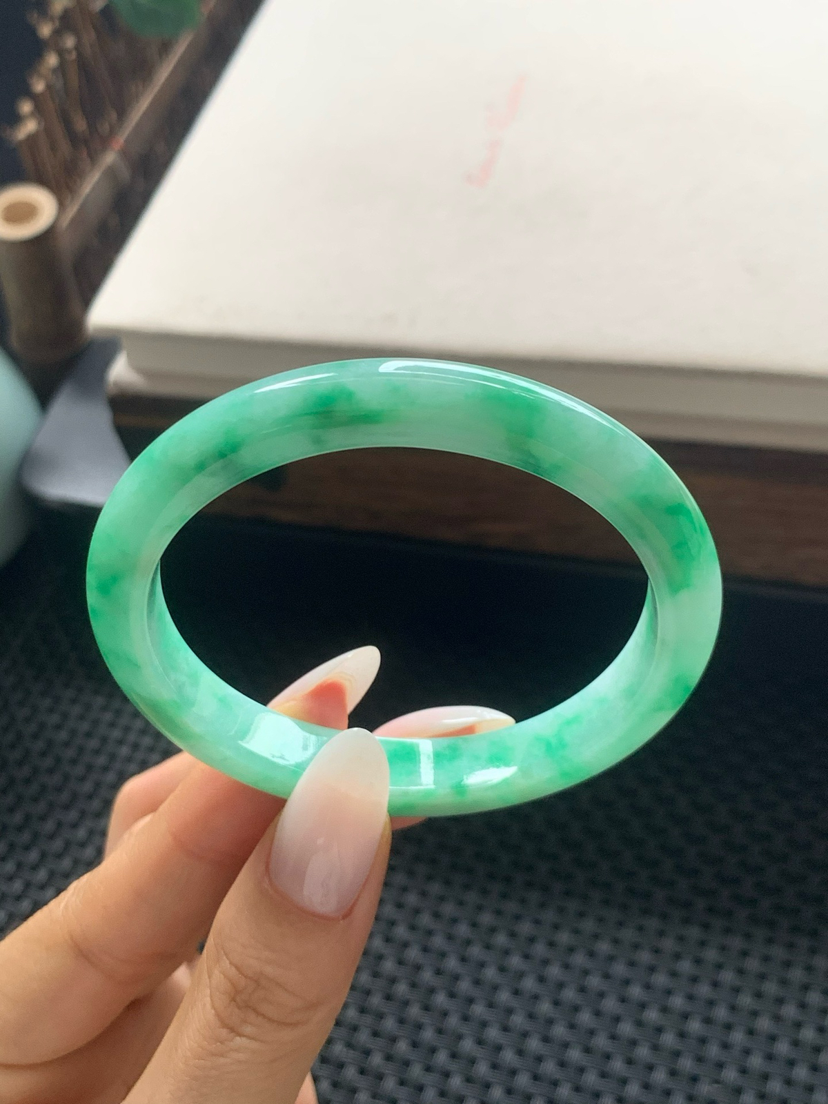 55.2圈口阳绿贵妃手镯