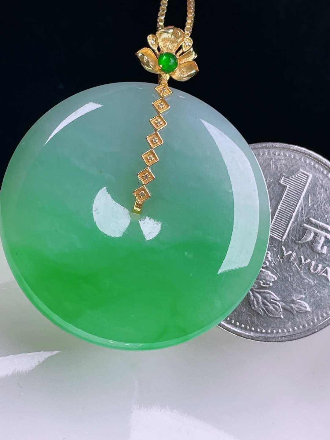 ️飘绿平安扣，老种起光，细底通透，尺寸：39/32.5/5.7mm0716