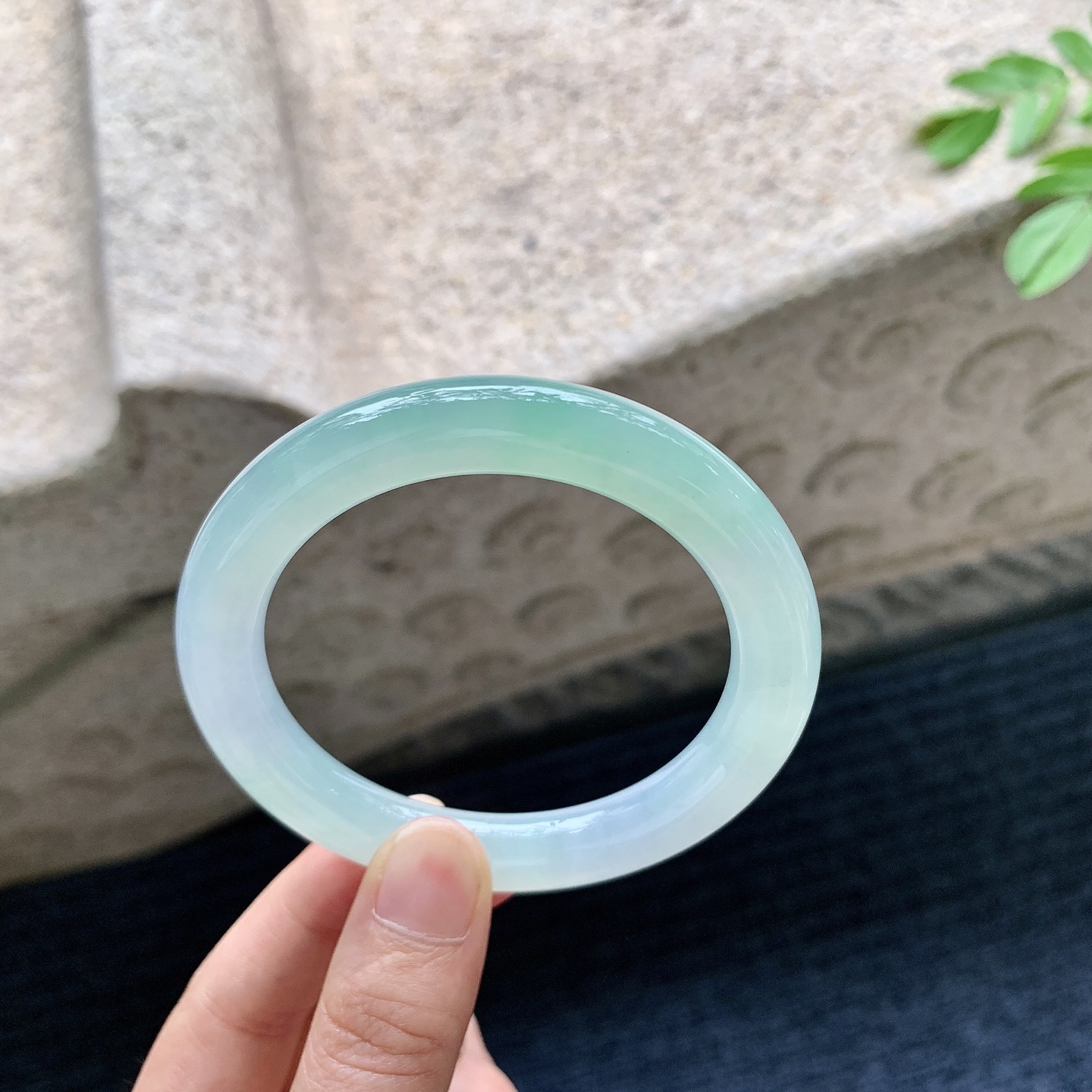 圆条54 55【圈口】55.7/9.2/10【编码】G3071724【描述】冰糯飘绿，水润，种老，细腻，无裂