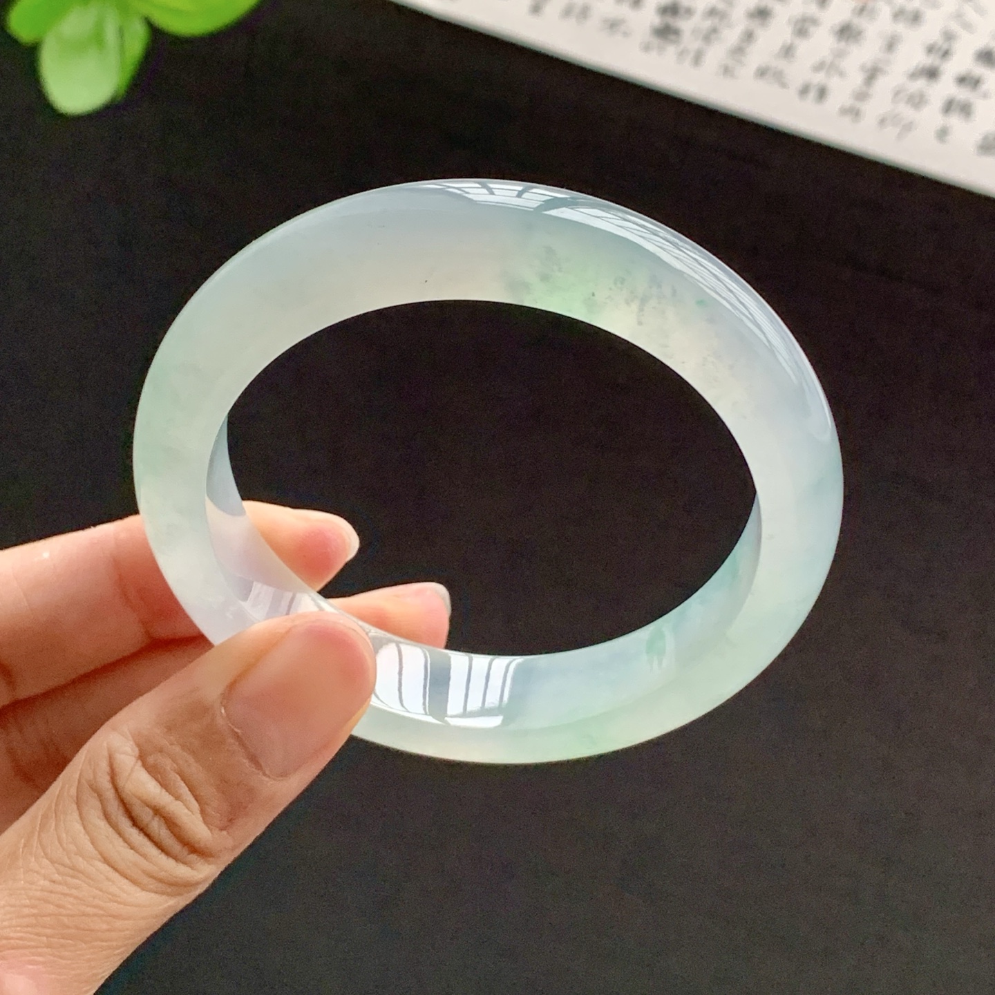 071529WJ 飘绿正圈翡翠手镯 56.2-13-8.2