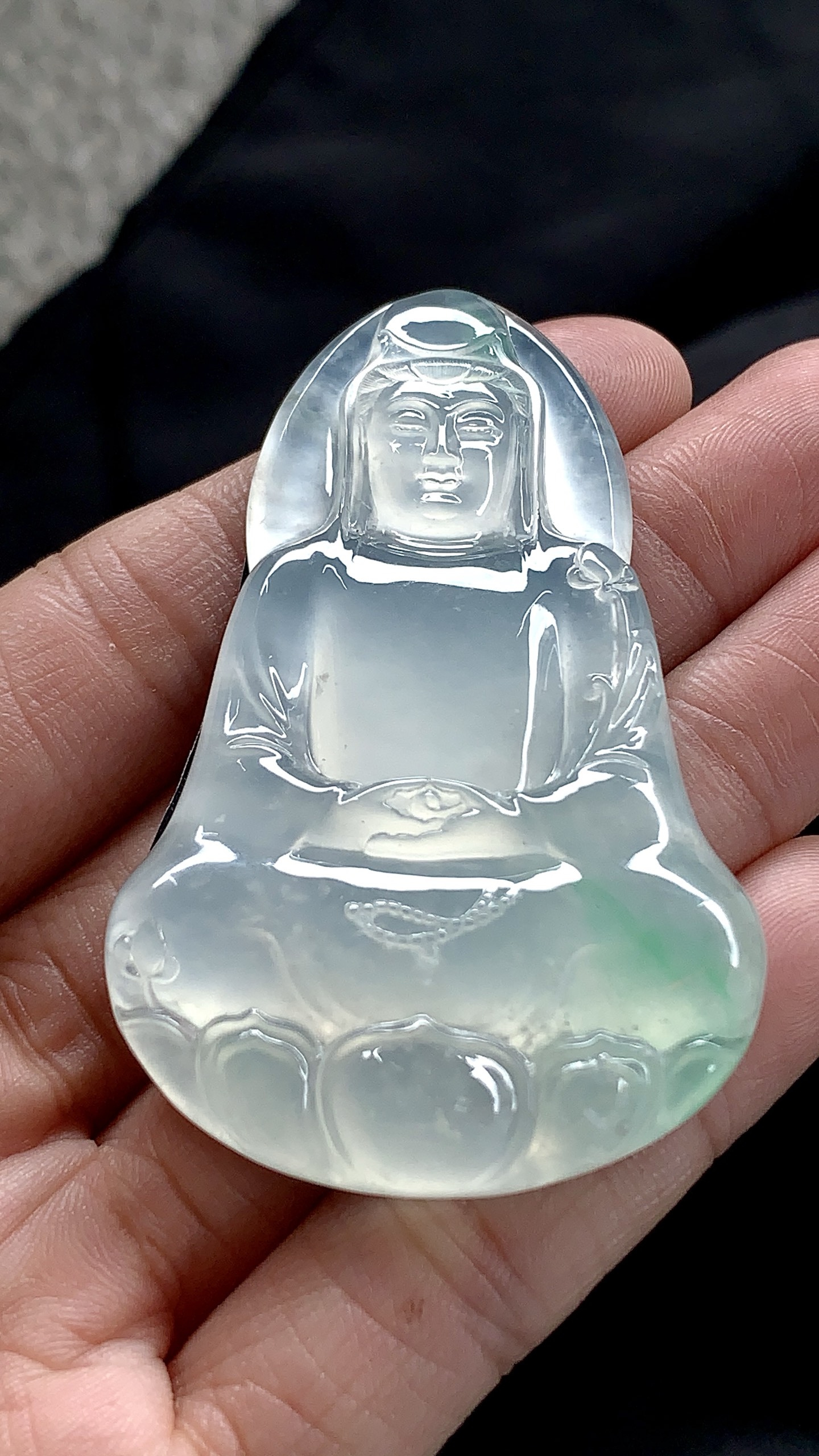 玻璃种飘绿观音 尺寸：59.5×38×7.2 玉韵悠长，典藏佳品