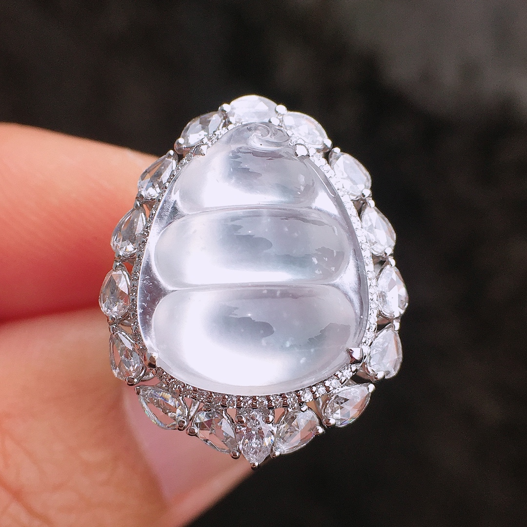 ️福豆戒指/吊坠两用款，18k金豪华镶嵌，无裂，种水超好，玉质细腻。，22.8-18.6-12.9
