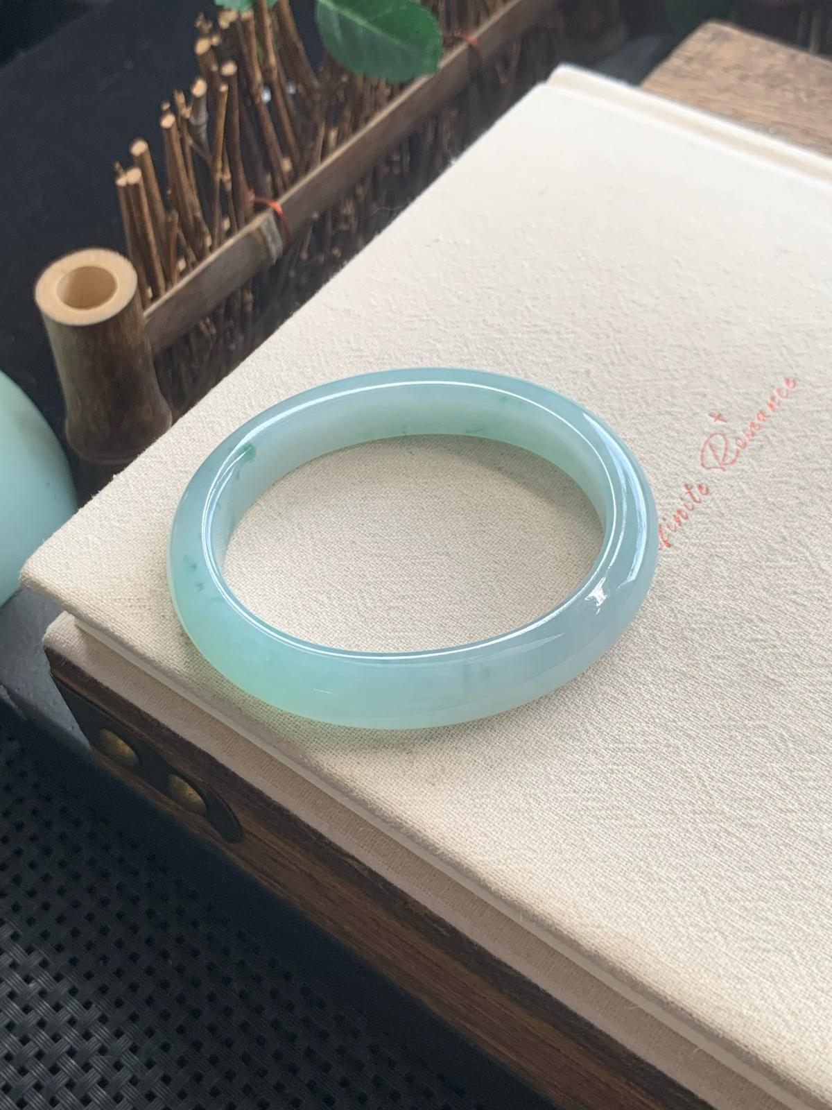 54.2圈口晴蓝飘花贵妃手镯