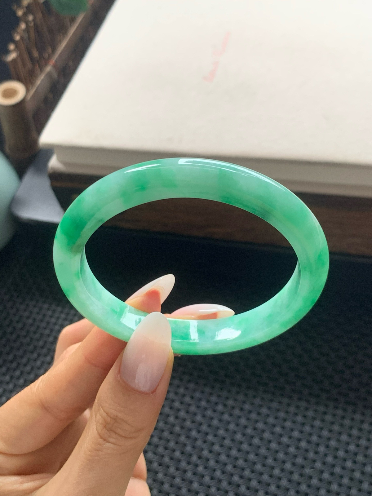 55.2圈口阳绿贵妃手镯