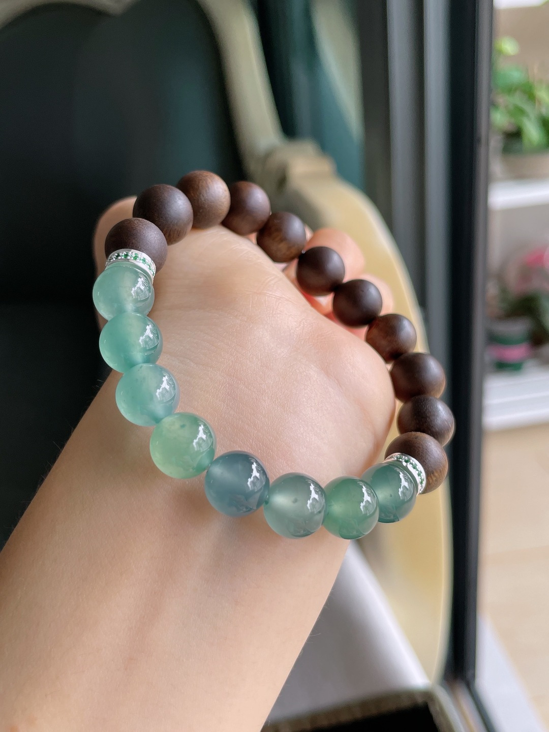 ️天然翡翠A货，冰多宝搭配沉香木手串，尺寸：10mm。【编4376】