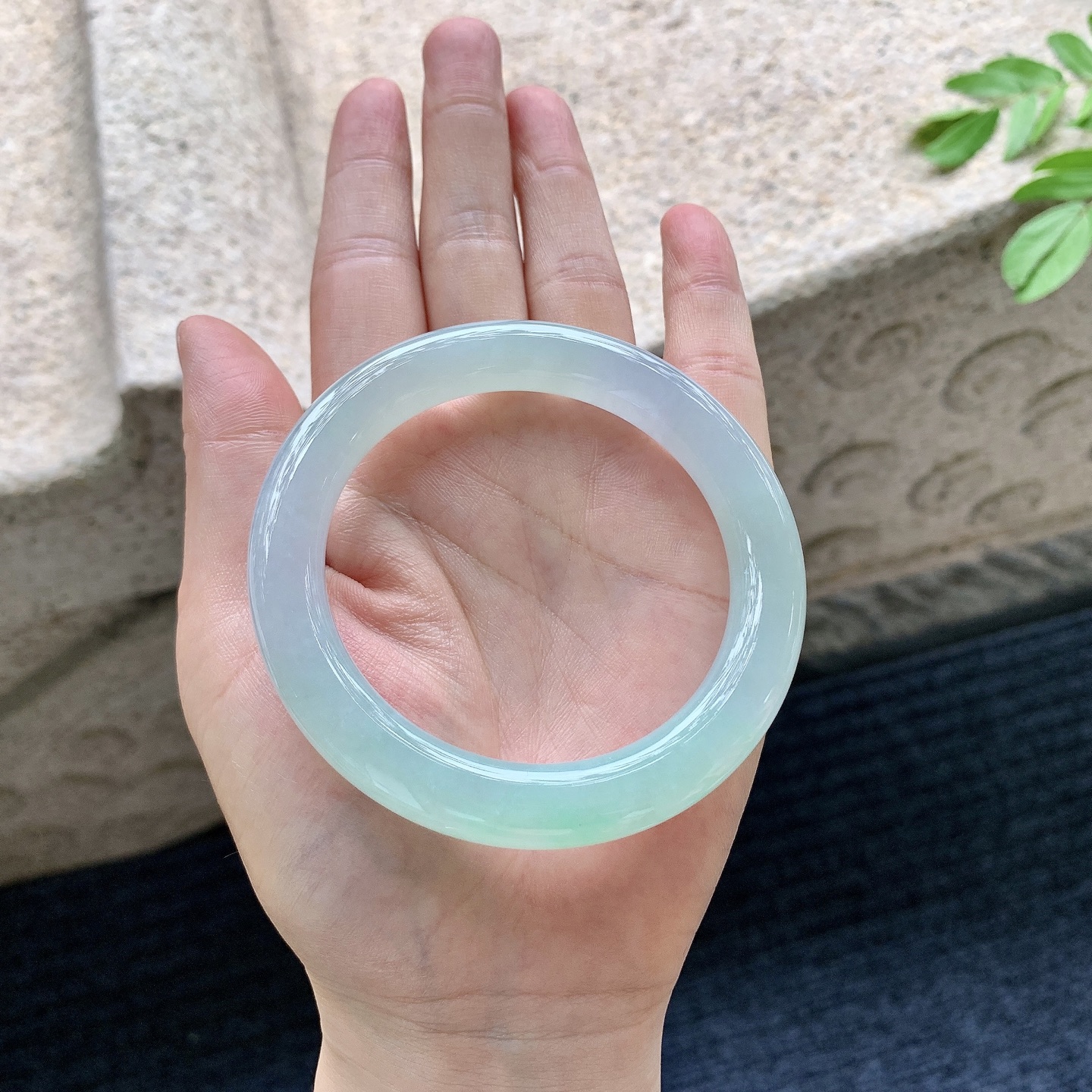 圆条54 55【圈口】55.7/9.2/10【编码】G3071724【描述】冰糯飘绿，水润，种老，细