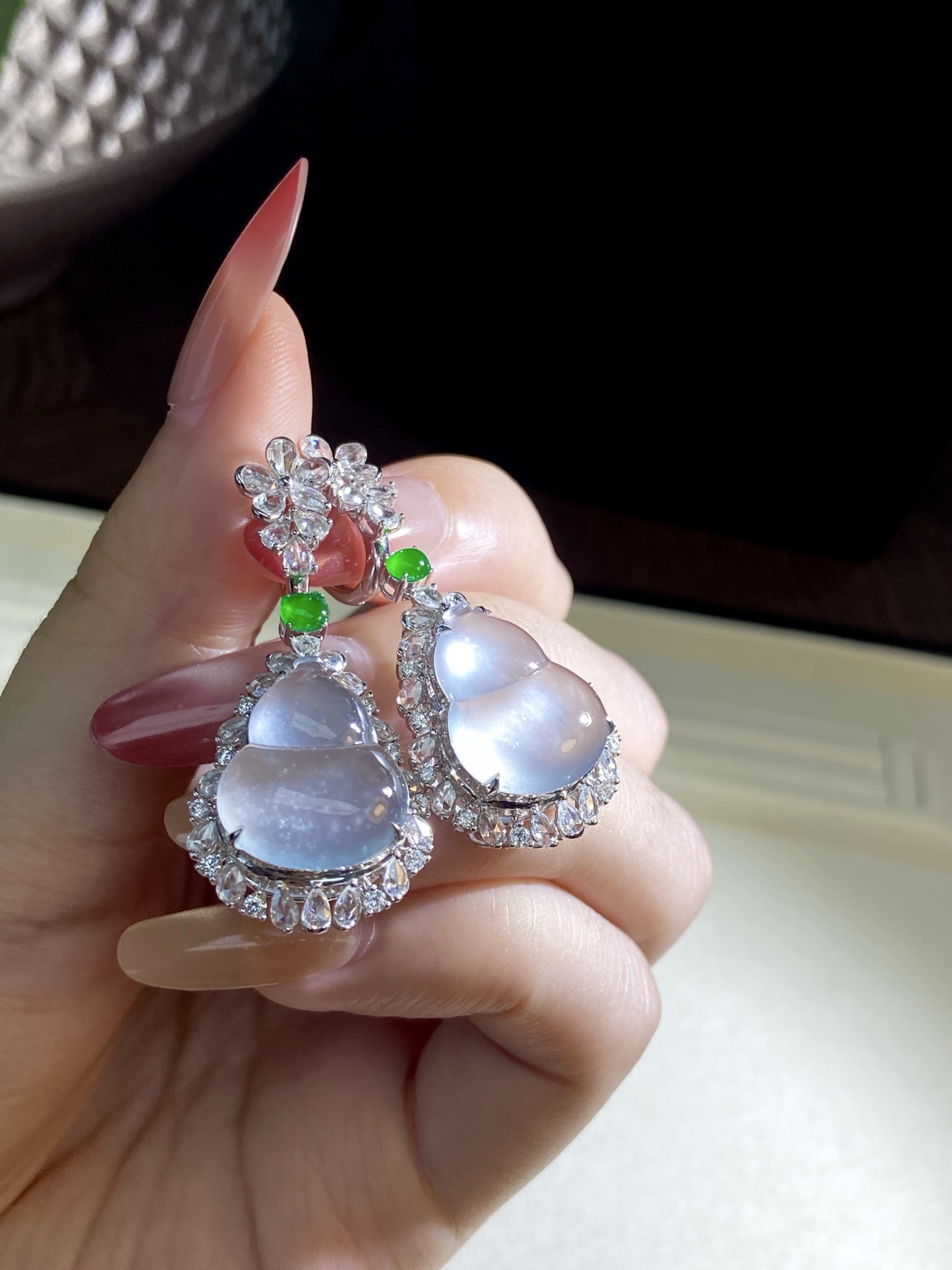 玻璃种葫芦耳坠，行走的“光源”，主打含蓄贵气，福禄双全，随身摇曳清冷气质：41.6-19-11.3，裸石：17-14.4-3mm，无裂