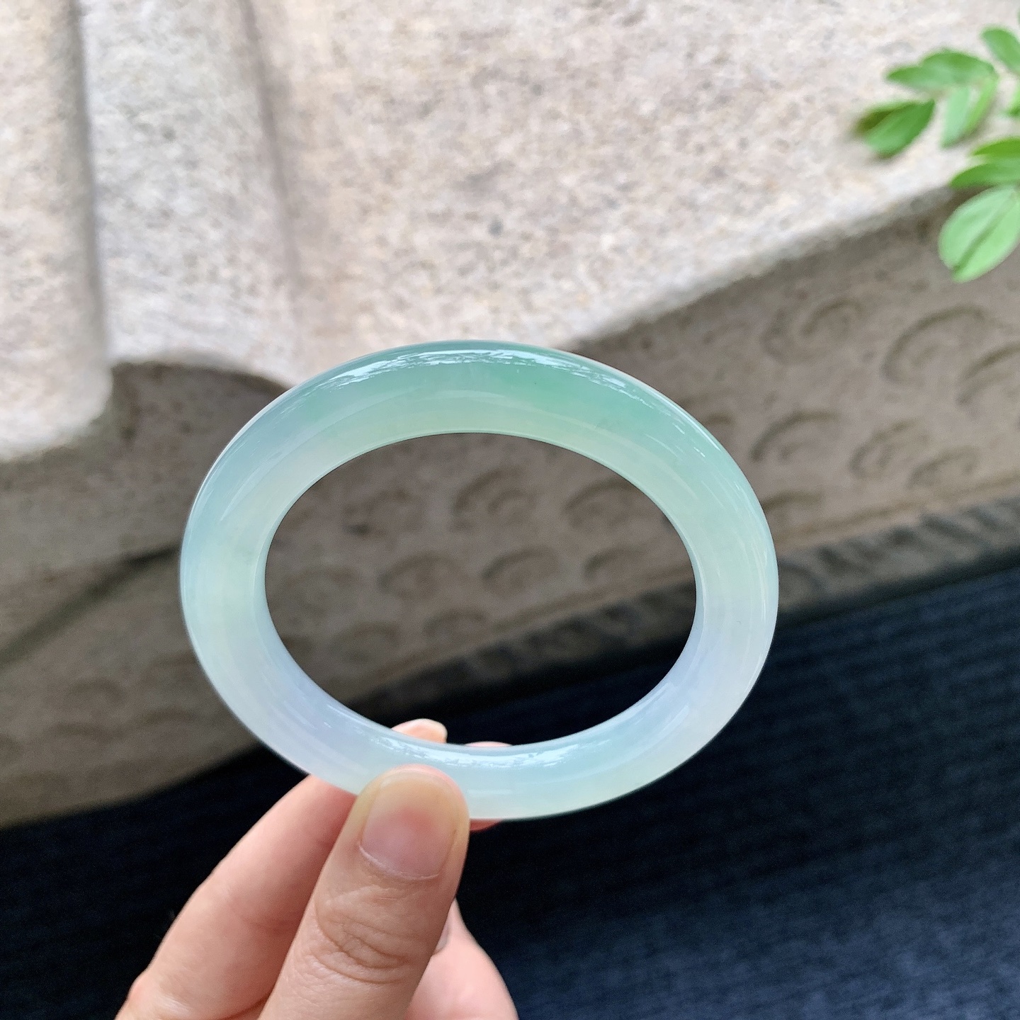 圆条54 55【圈口】55.7/9.2/10【编码】G3071724【描述】冰糯飘绿，水润，种老，细腻，无裂