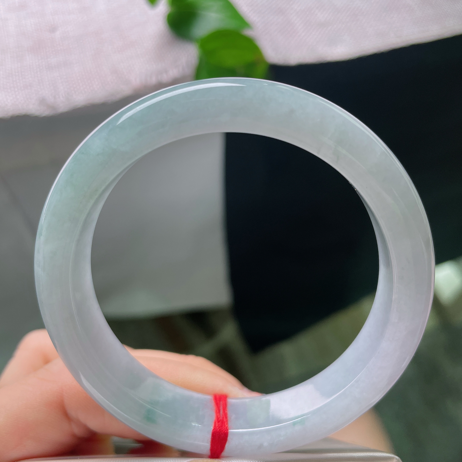 55.8/12.1/8.6，飘花正圈，无裂，底柔润细腻，蓝紫底色搭配细碎灵动的飘蓝花，温婉优雅，ss55706a