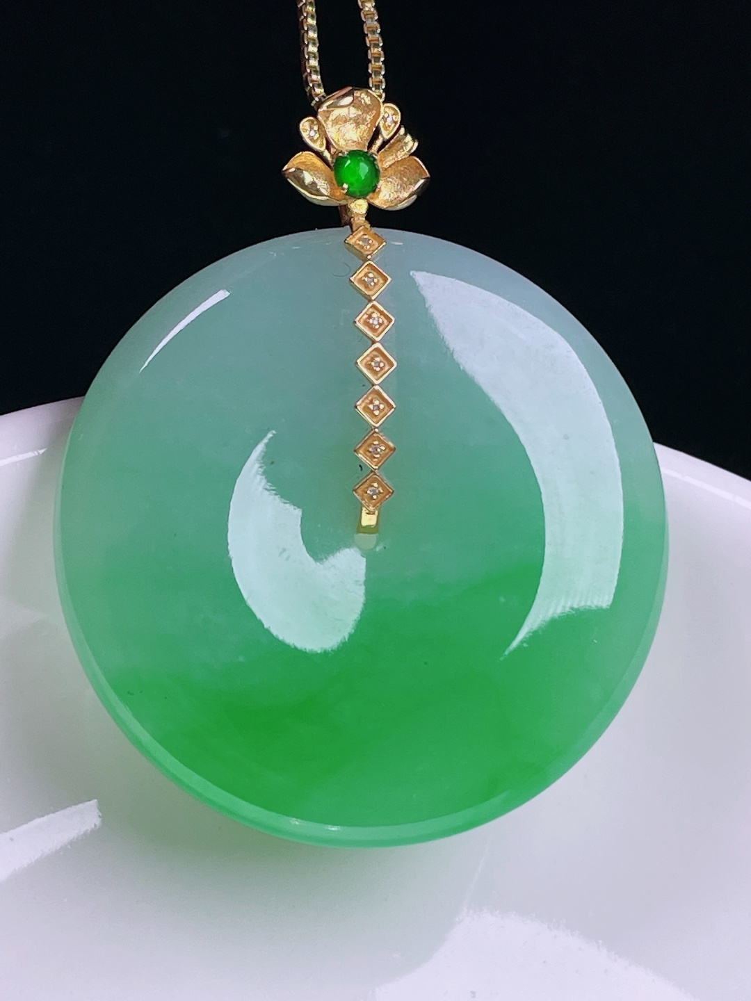 ️飘绿平安扣，老种起光，细底通透，尺寸：39/32.5/5.7mm0716