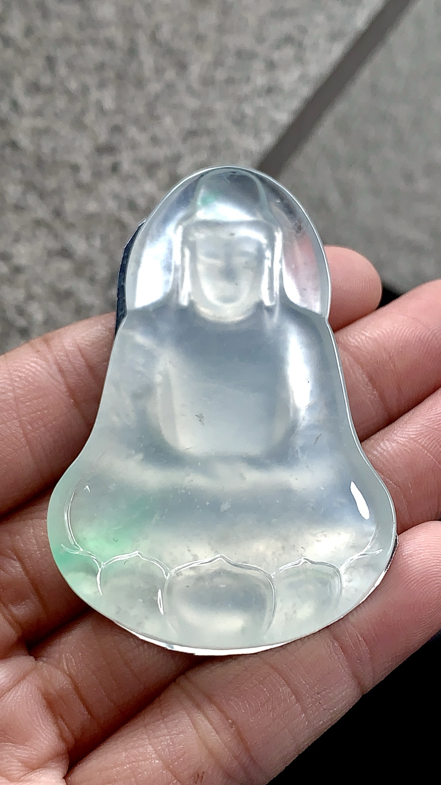 玻璃种飘绿观音 尺寸：59.5×38×7.2 玉韵悠长，典藏佳品