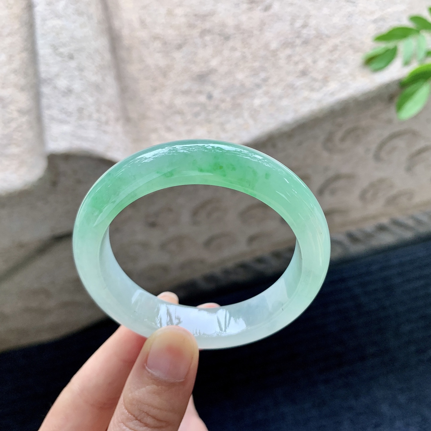 正圈 圈口52.1/12.8/8 编码J1071708 描述冰糯阳绿，水润，种老，细腻，打灯有棉线