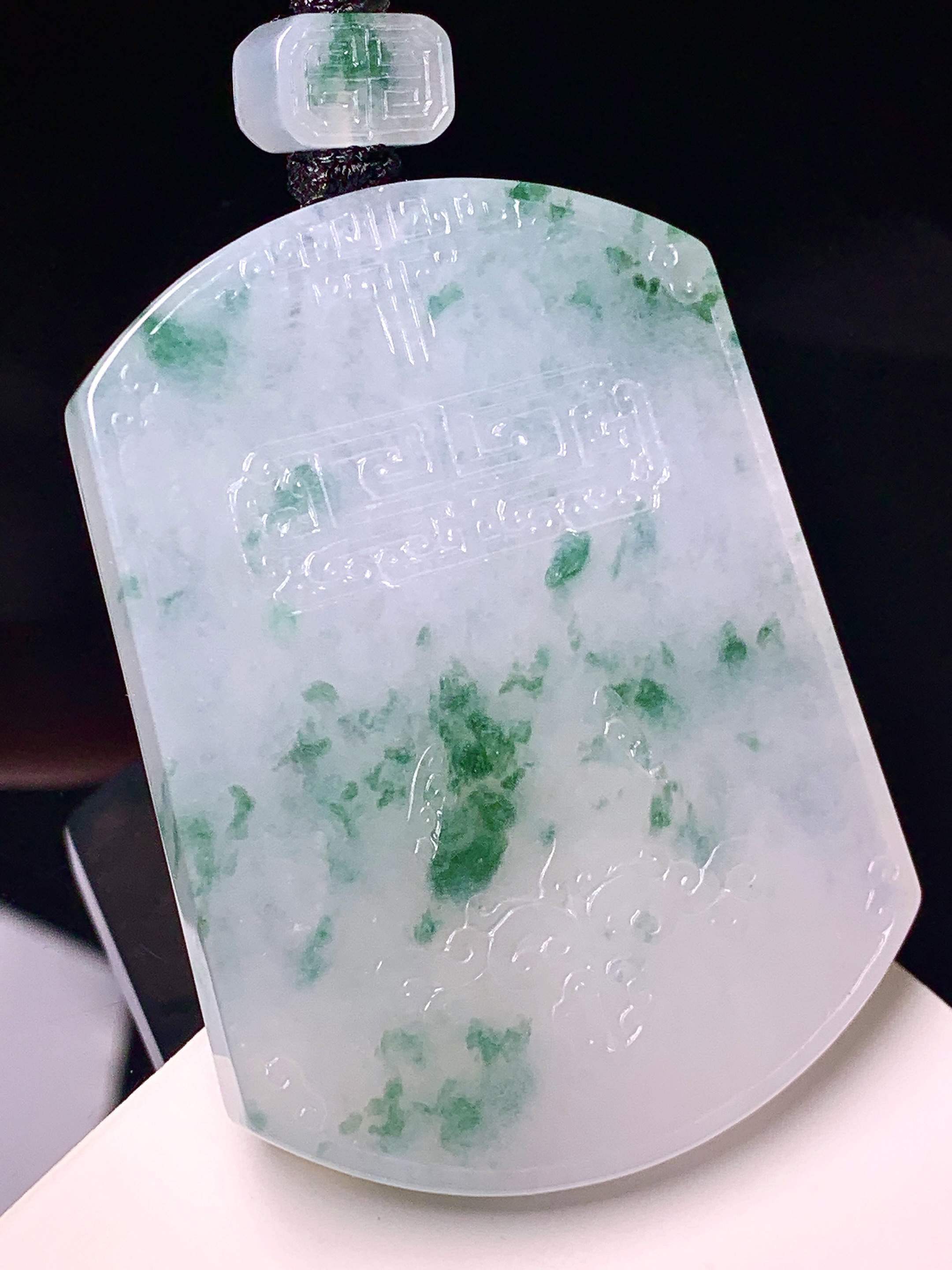 飘绿无事牌吊坠 玉质细腻 色泽艳丽清新 整体尺寸53.8*39.8*5.3 L1