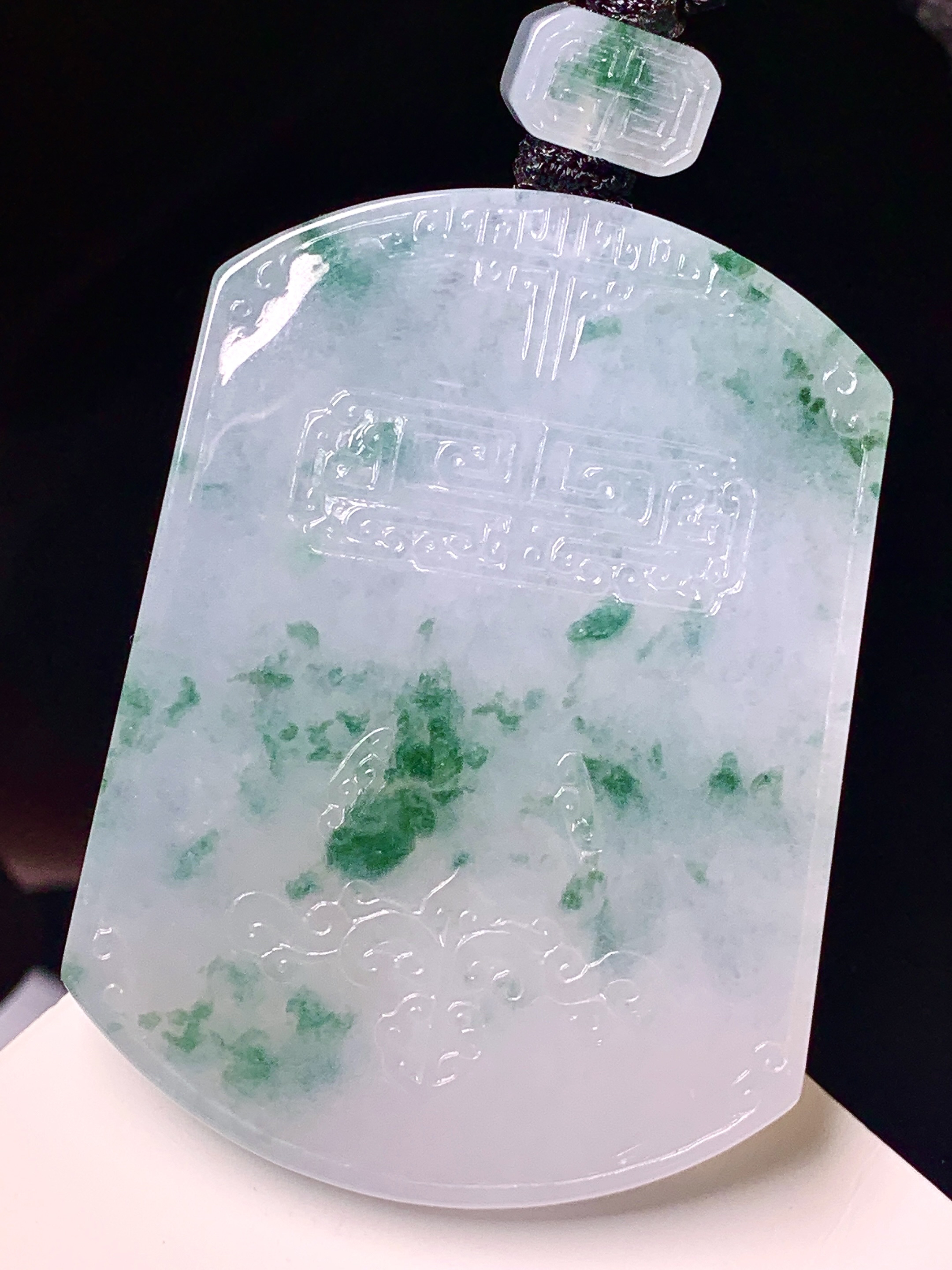 飘绿无事牌吊坠 玉质细腻 色泽艳丽清新 整体尺寸53.8*39.8*5.3 L1