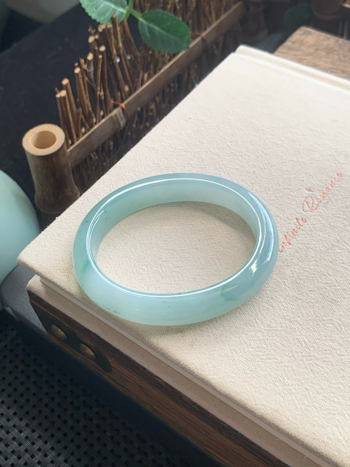 54.2圈口晴蓝飘花贵妃手镯
